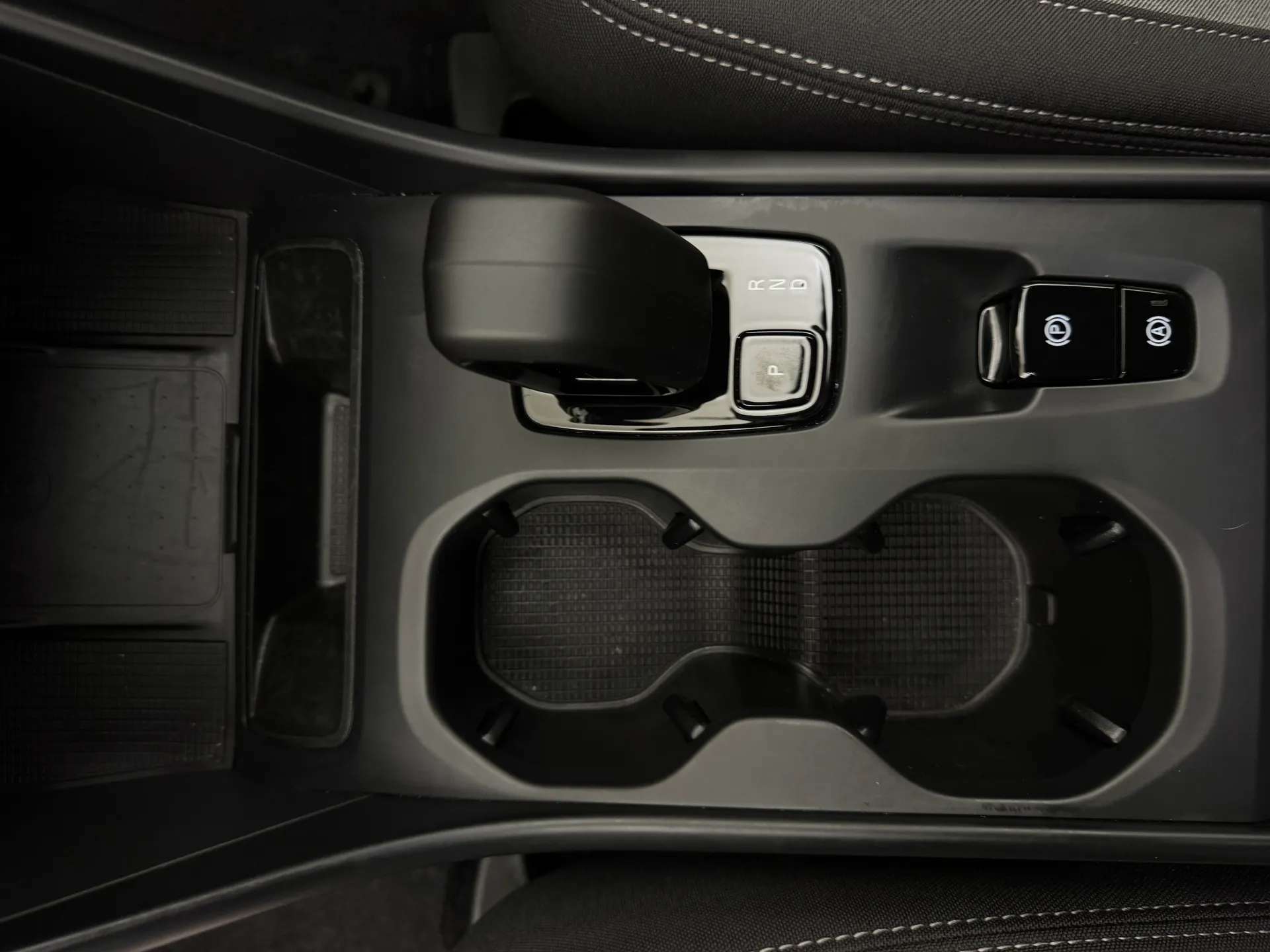 2025 VOLVO XC40 2025 VOLVO XC40