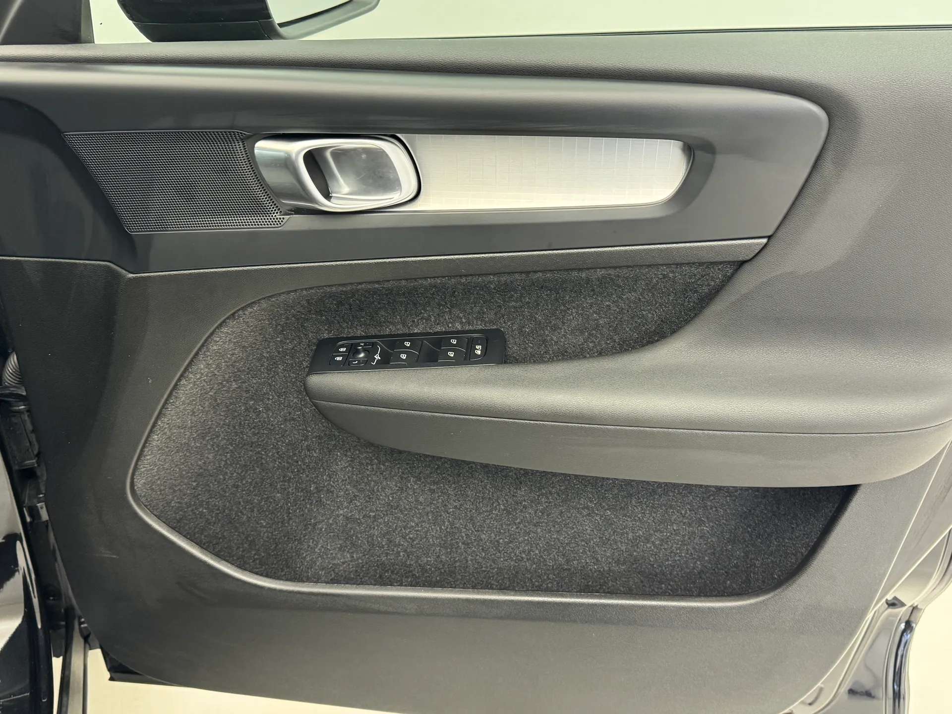 2025 VOLVO XC40 2025 VOLVO XC40