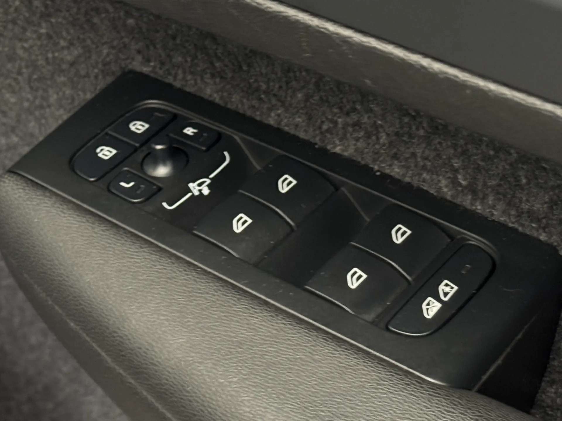 2025 VOLVO XC40 2025 VOLVO XC40