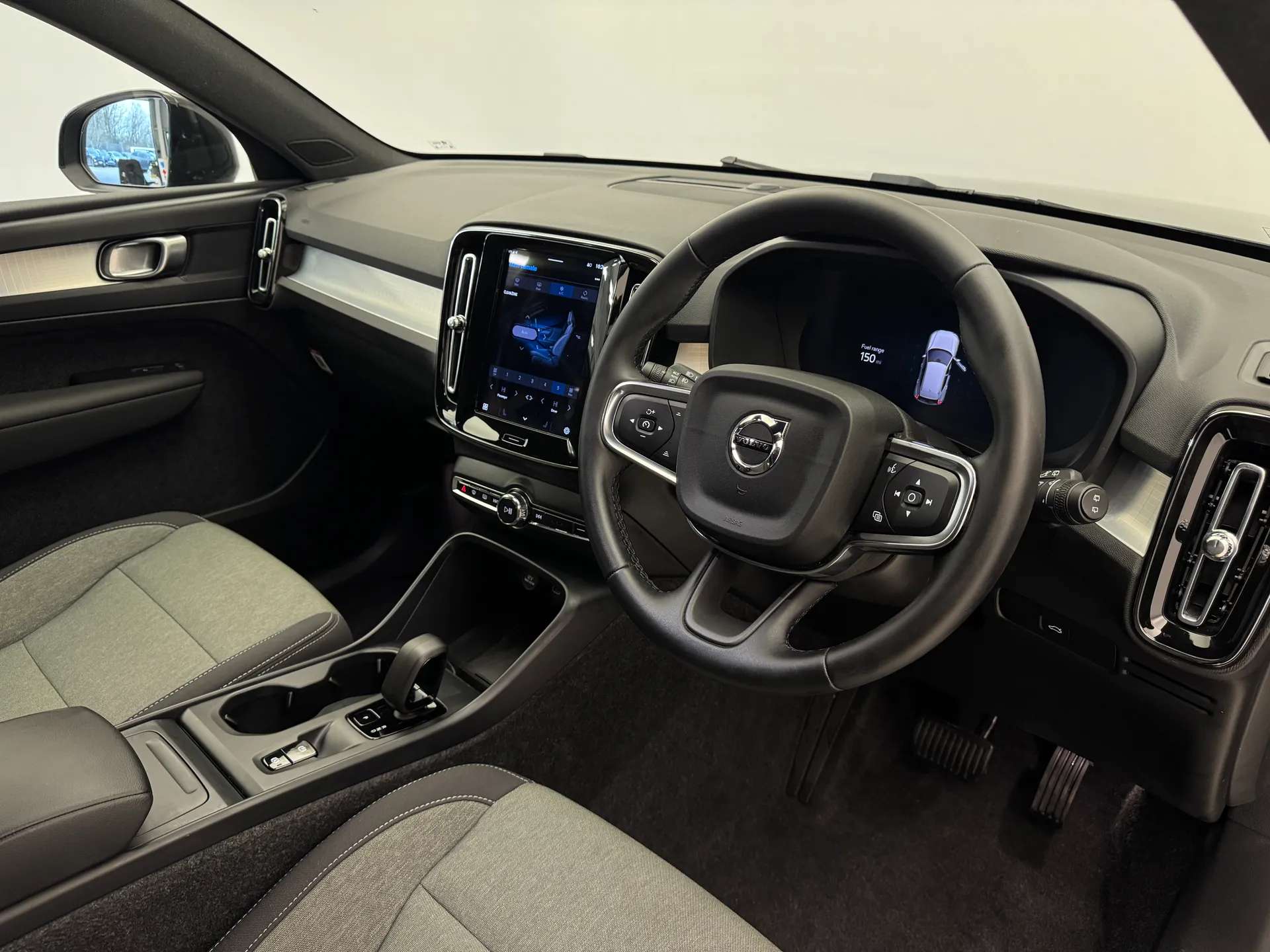 2025 VOLVO XC40 2025 VOLVO XC40