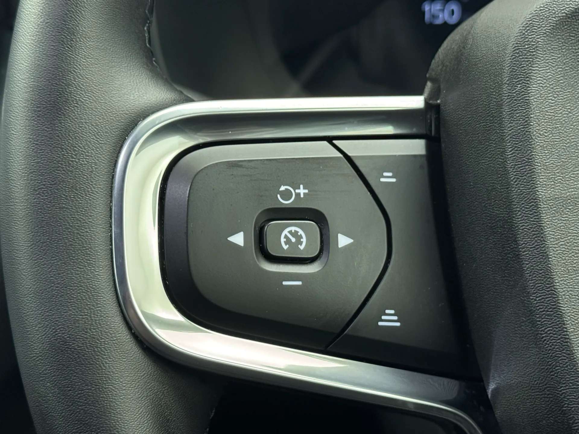 2025 VOLVO XC40 2025 VOLVO XC40