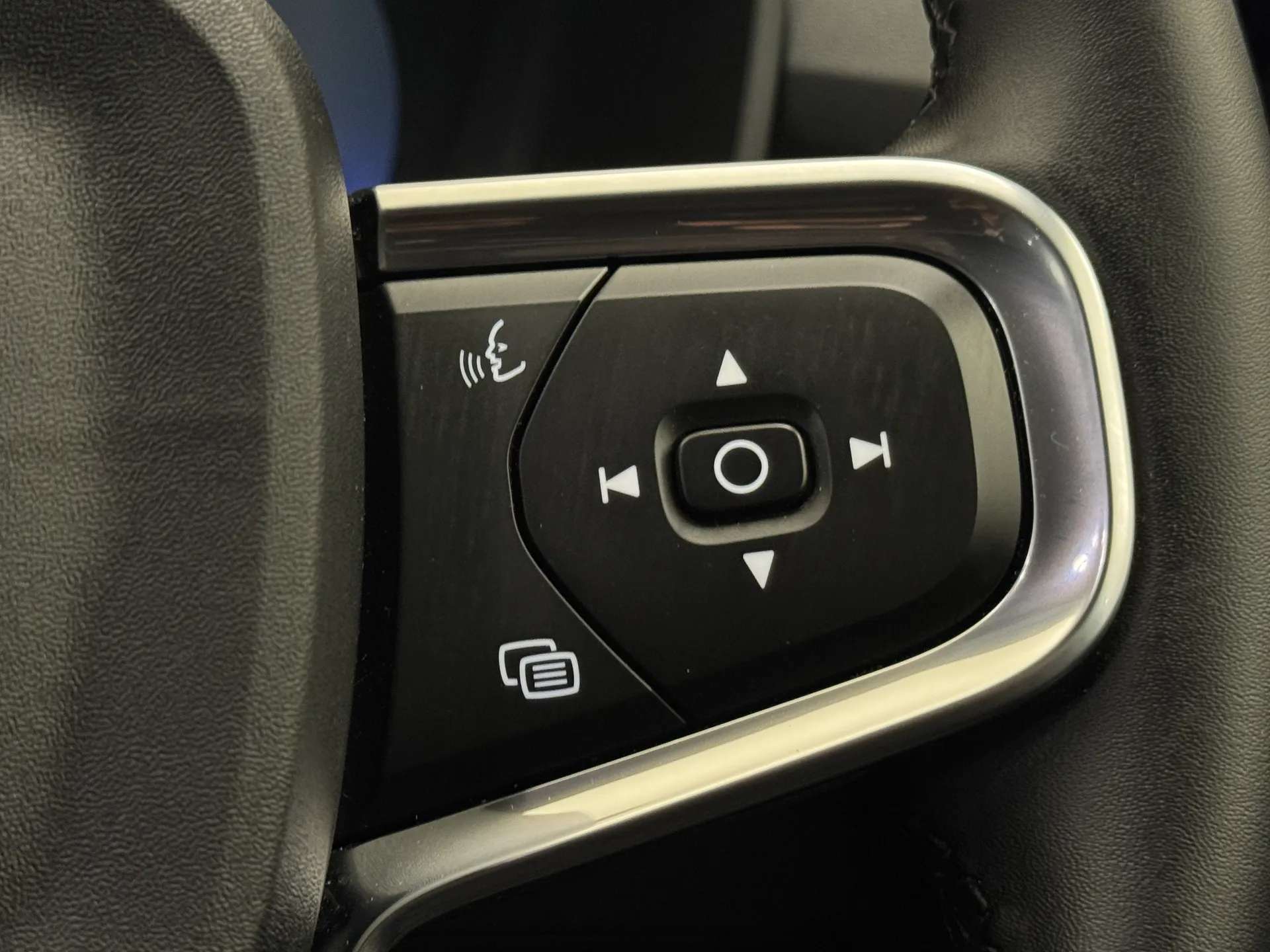 2025 VOLVO XC40 2025 VOLVO XC40