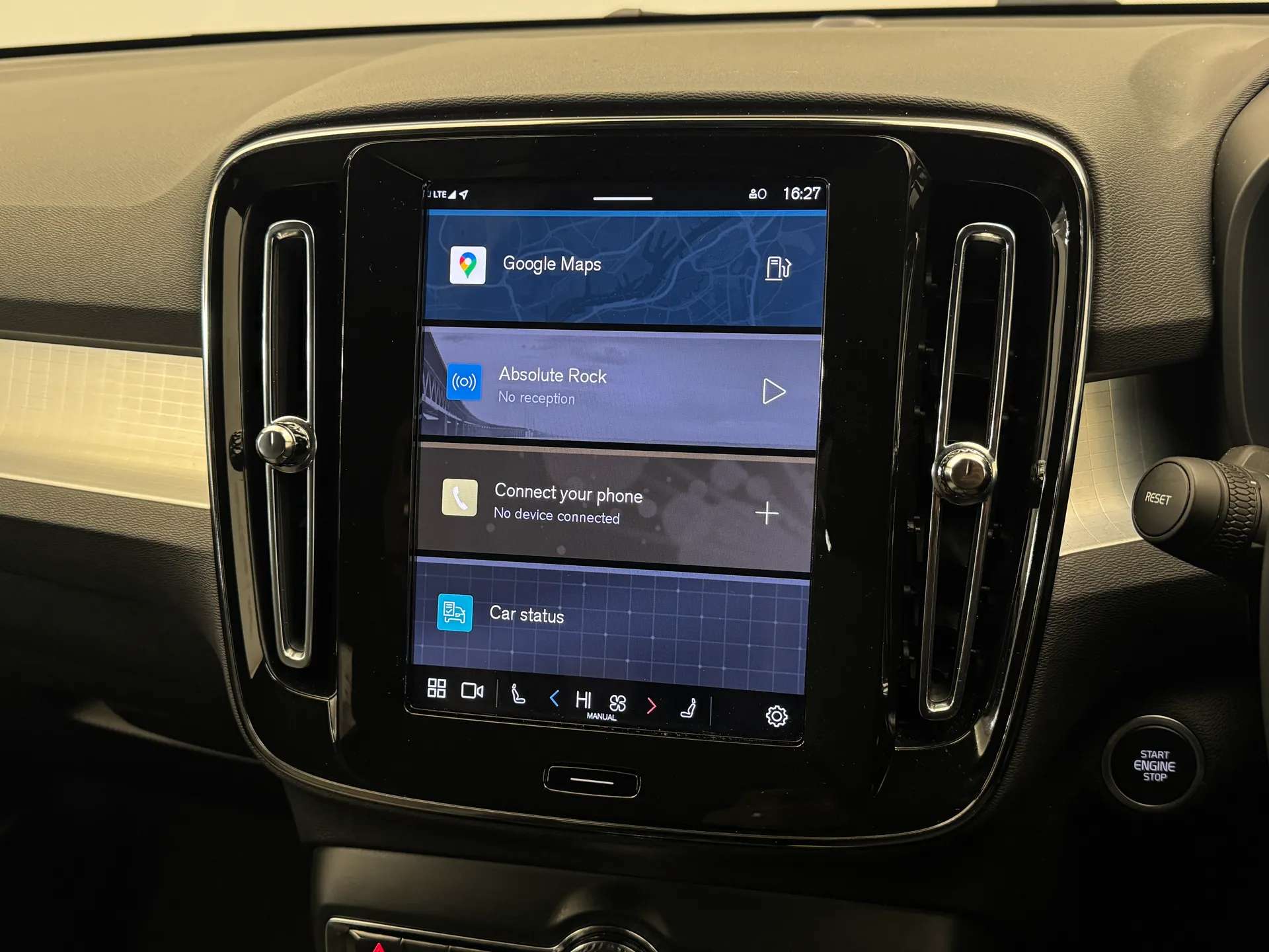 2025 VOLVO XC40 2025 VOLVO XC40