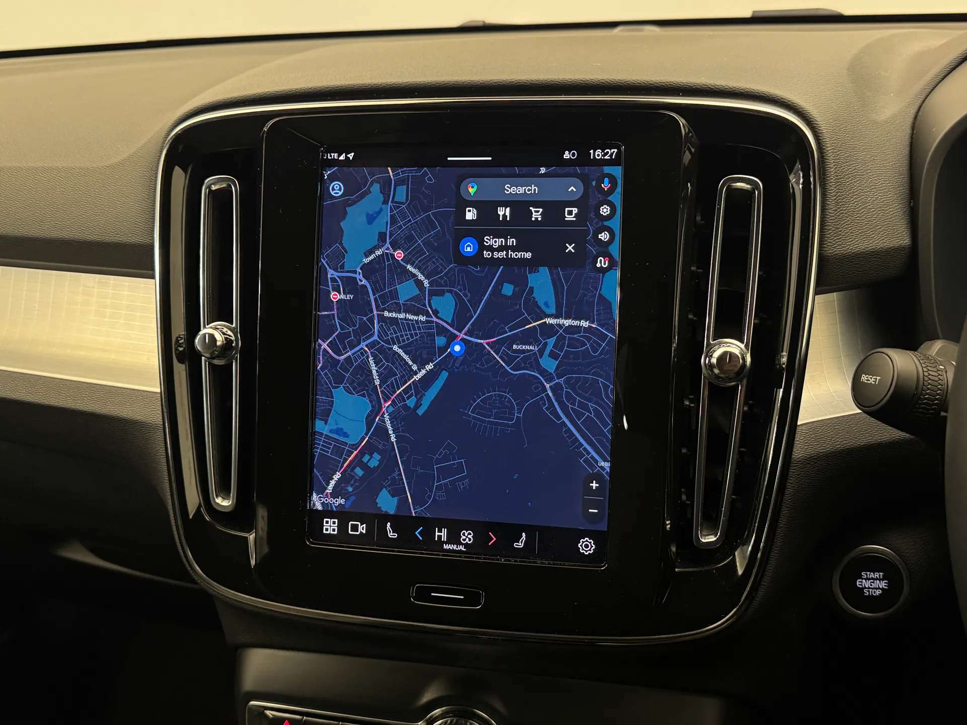 2025 VOLVO XC40 2025 VOLVO XC40