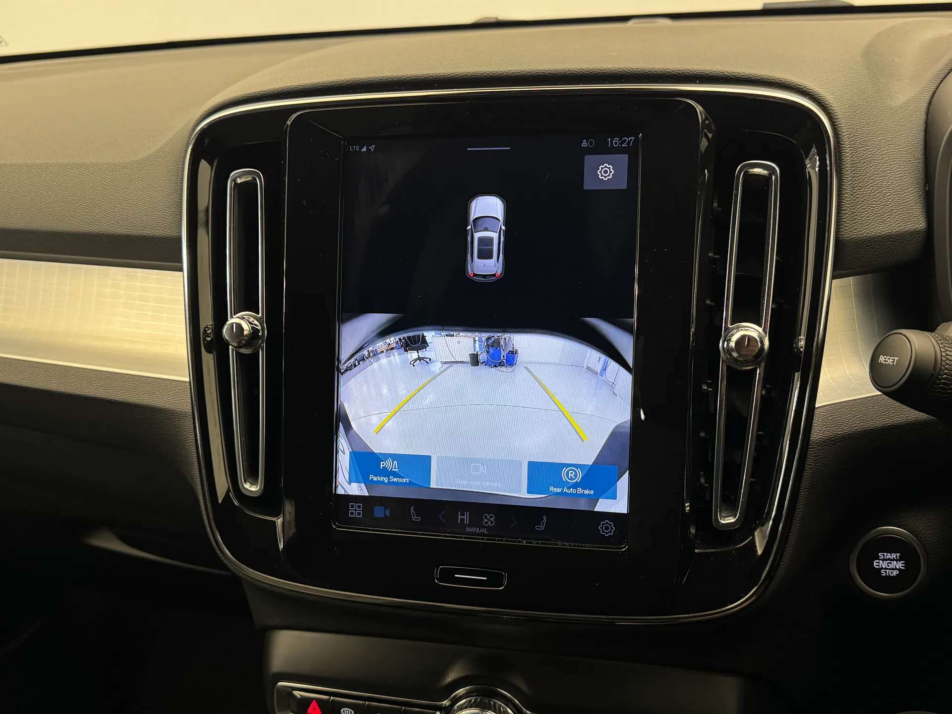 2025 VOLVO XC40 2025 VOLVO XC40