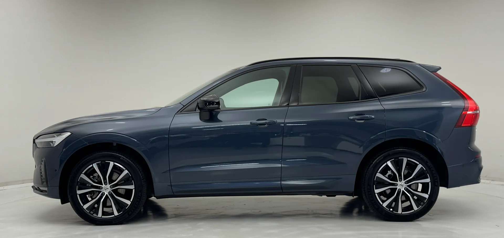 A 2024 VOLVO XC60 2.0 B5P Plus Dark 5dr AWD Geartronic A 2024 VOLVO XC60 2.0 B5P Plus Dark 5dr AWD Geartronic