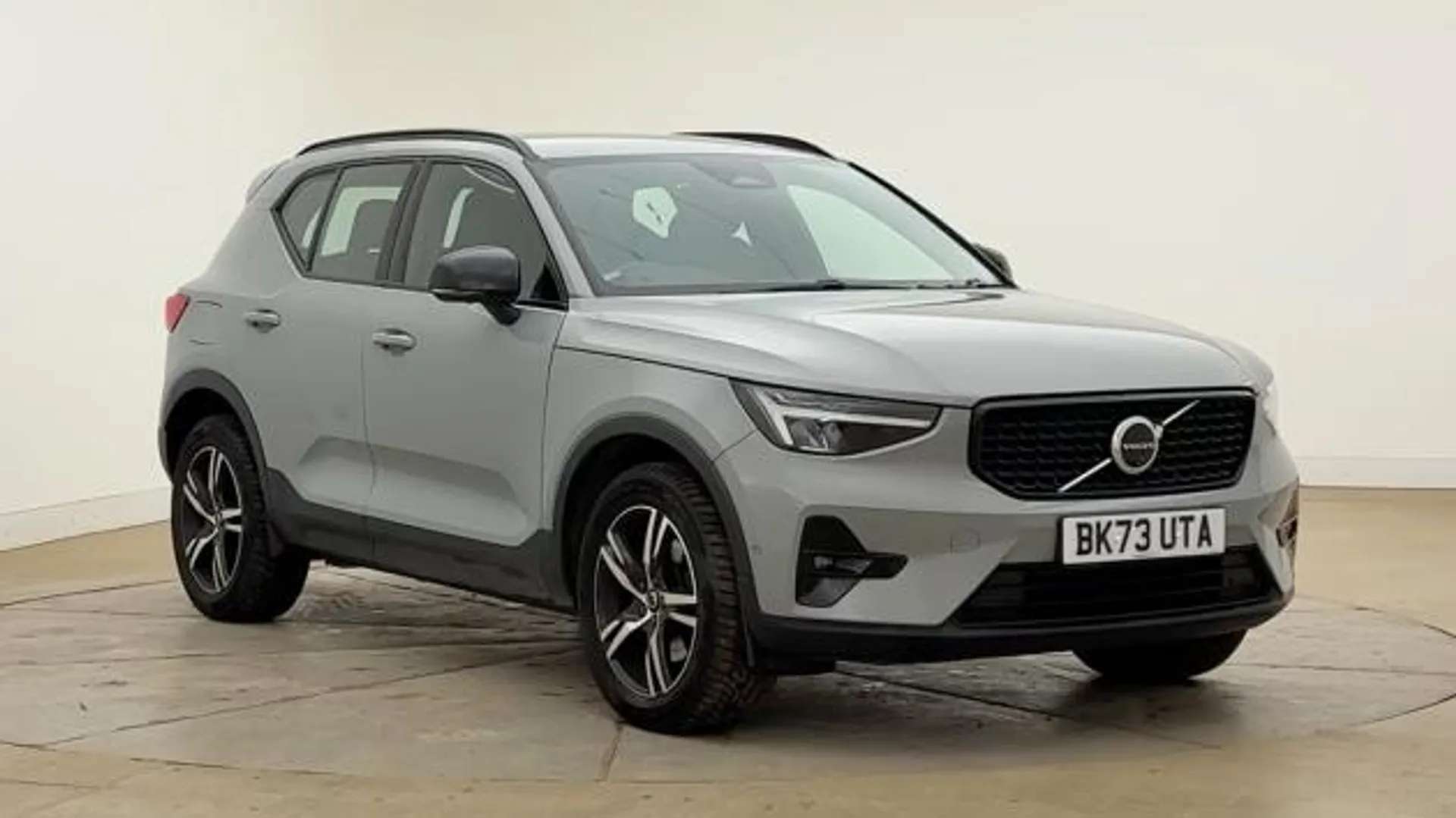 A 2023 VOLVO XC40 2.0 B3P Plus Dark 5dr Auto A 2023 VOLVO XC40 2.0 B3P Plus Dark 5dr Auto
