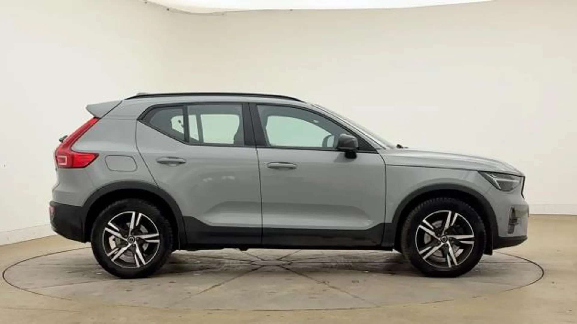 A 2023 VOLVO XC40 2.0 B3P Plus Dark 5dr Auto A 2023 VOLVO XC40 2.0 B3P Plus Dark 5dr Auto