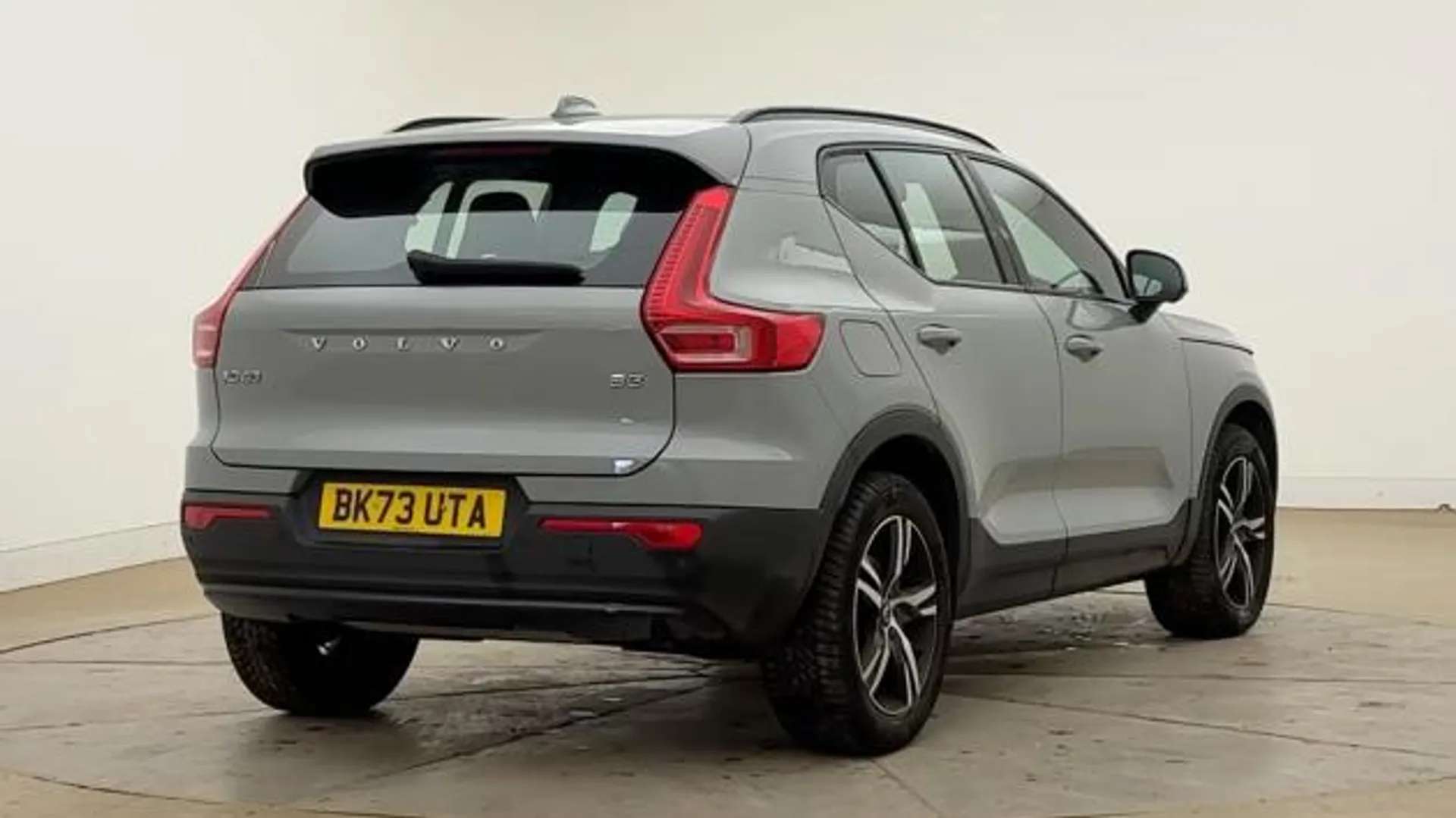 A 2023 VOLVO XC40 2.0 B3P Plus Dark 5dr Auto A 2023 VOLVO XC40 2.0 B3P Plus Dark 5dr Auto