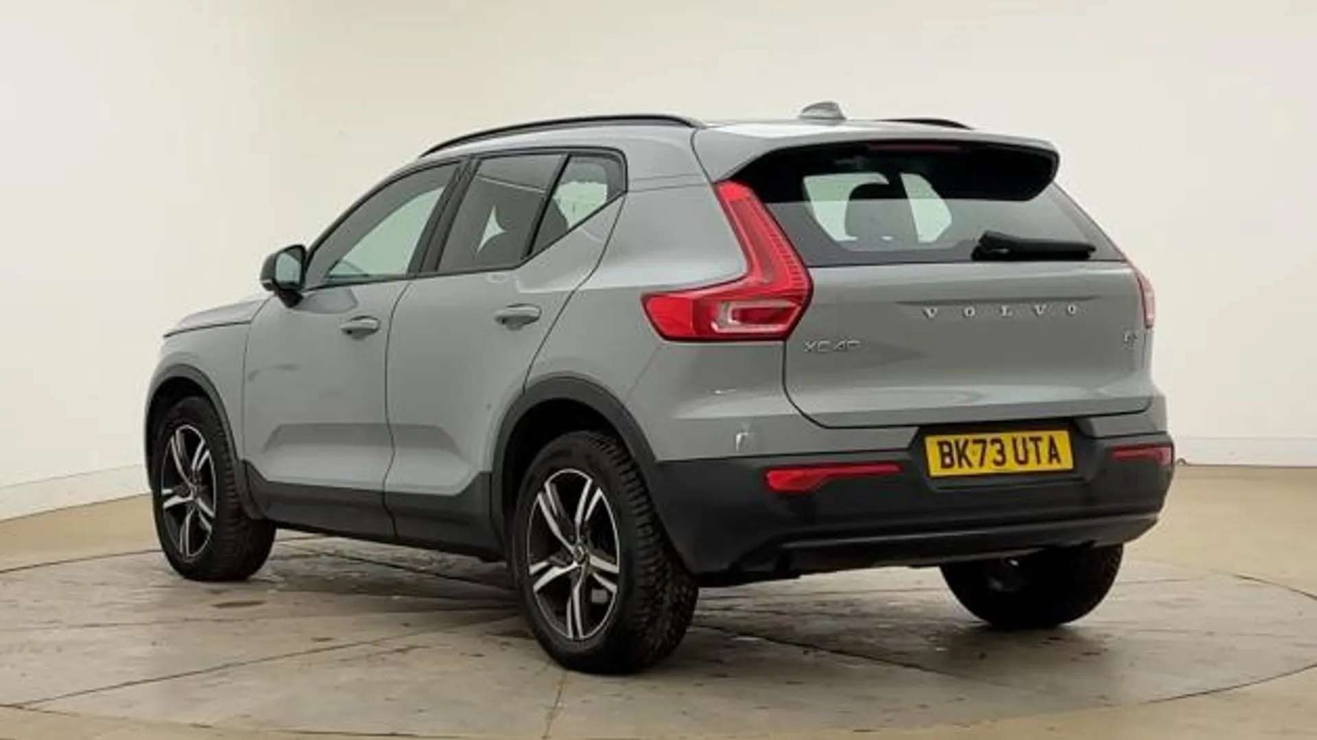 A 2023 VOLVO XC40 2.0 B3P Plus Dark 5dr Auto A 2023 VOLVO XC40 2.0 B3P Plus Dark 5dr Auto