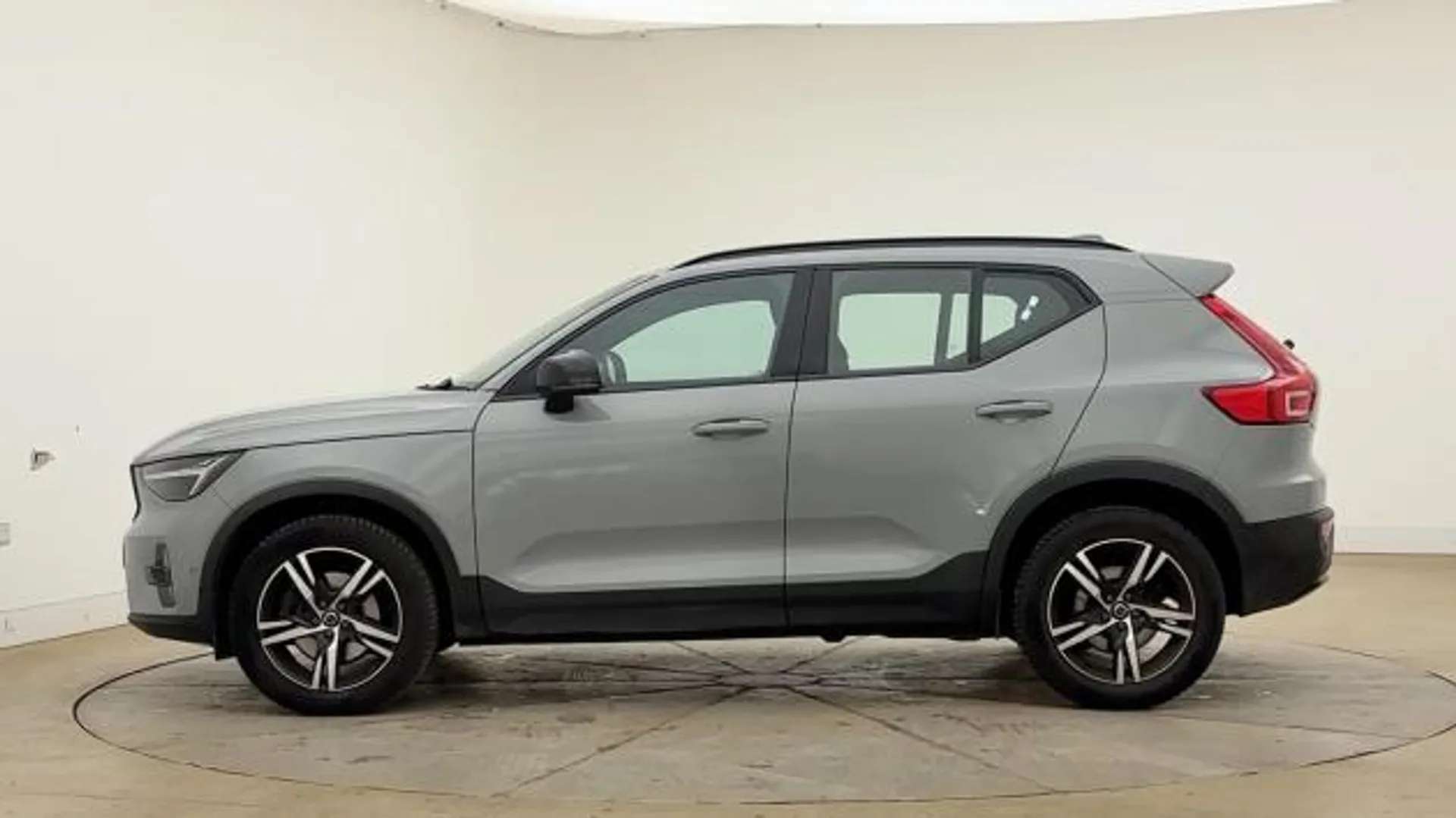2023 VOLVO XC40 2023 VOLVO XC40