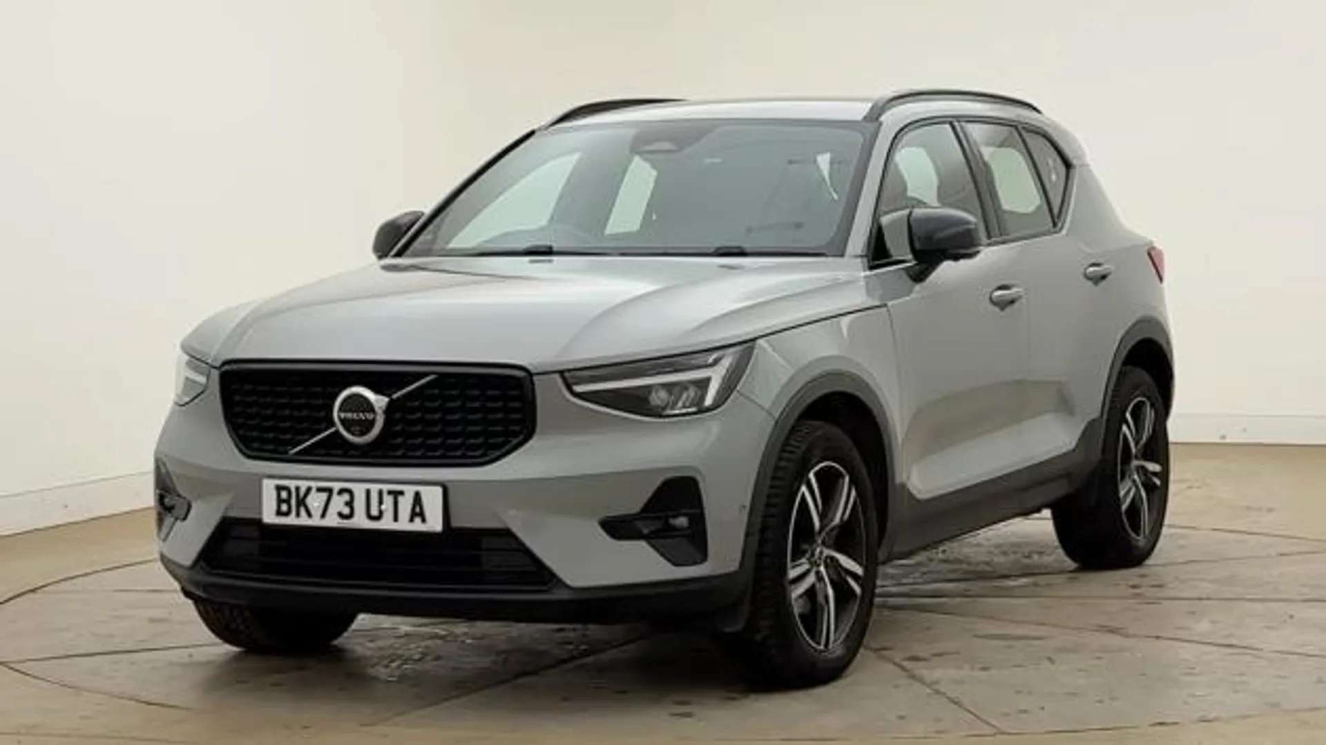 2023 VOLVO XC40 2023 VOLVO XC40