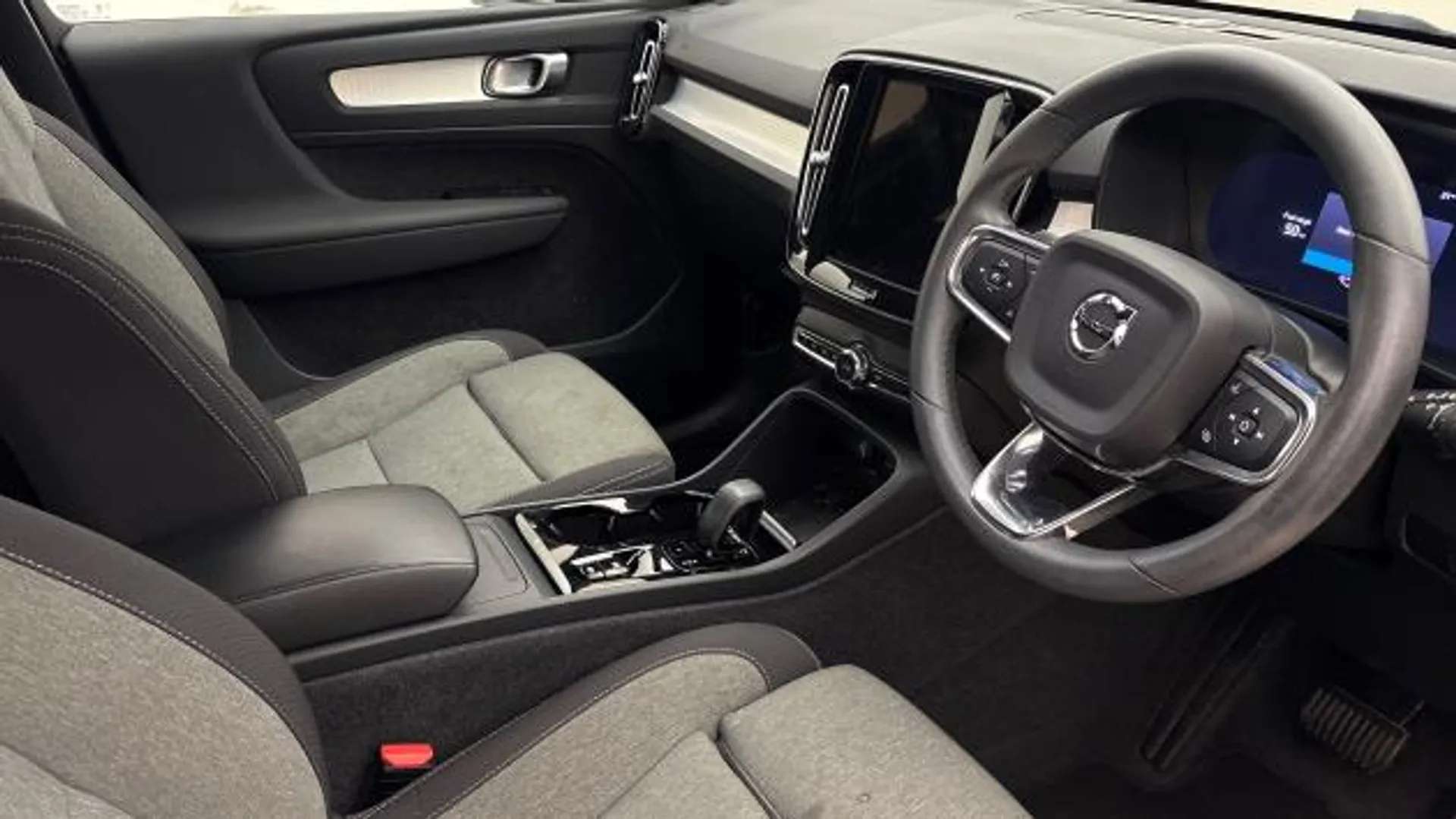 2023 VOLVO XC40 2023 VOLVO XC40