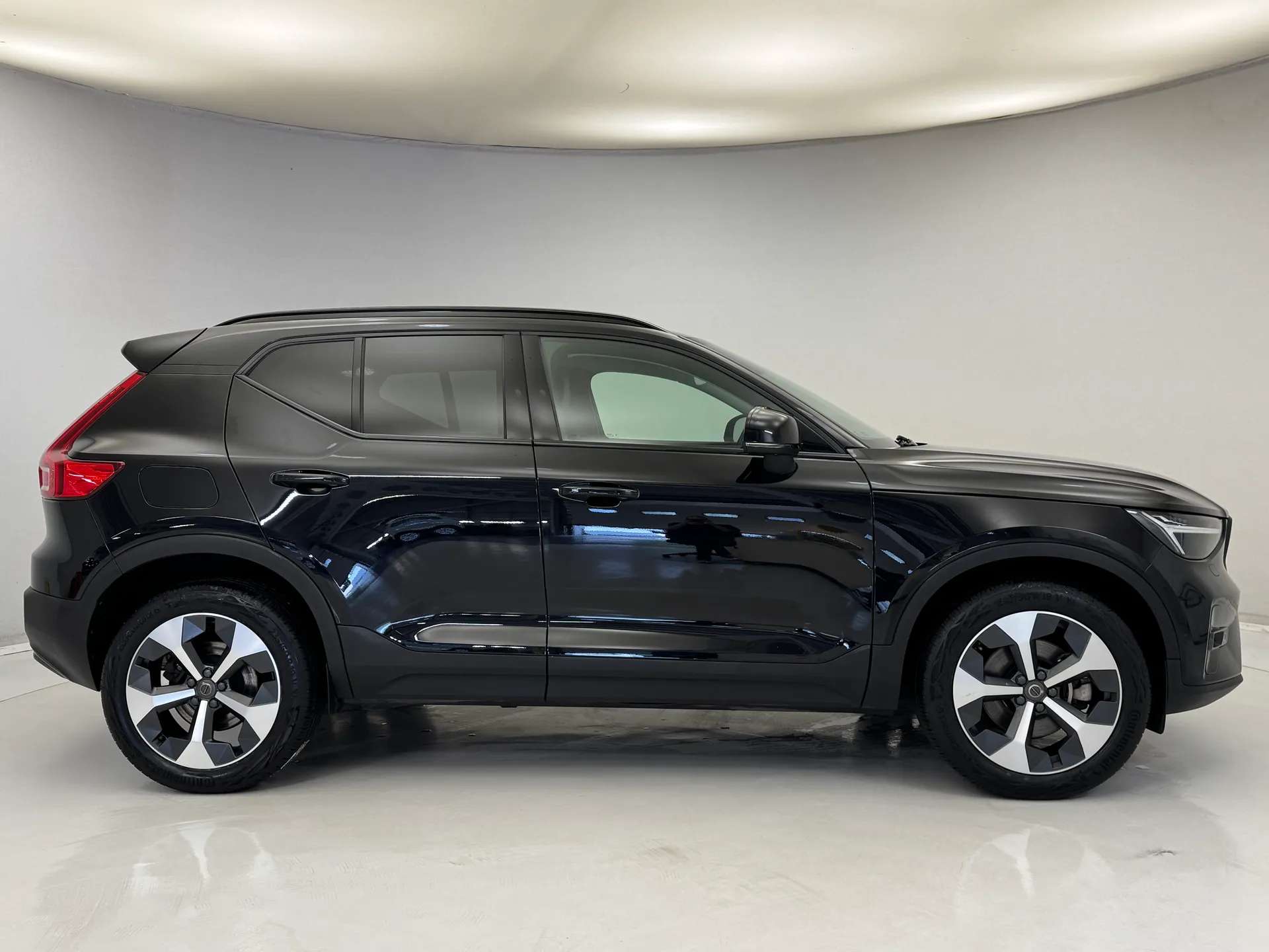 A 2023 VOLVO XC40 2.0 B4P Ultimate Dark 5dr Auto A 2023 VOLVO XC40 2.0 B4P Ultimate Dark 5dr Auto