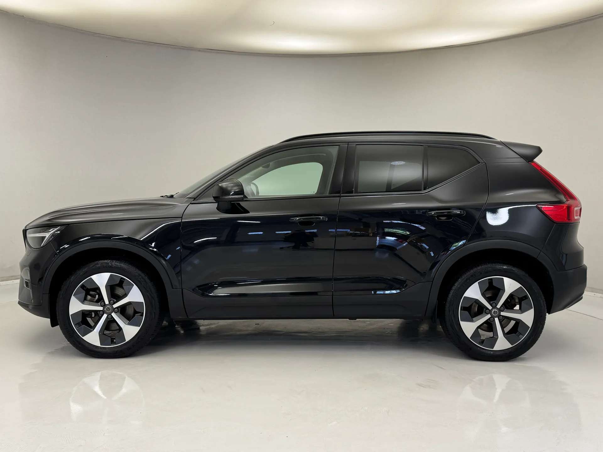 2023 VOLVO XC40 2023 VOLVO XC40
