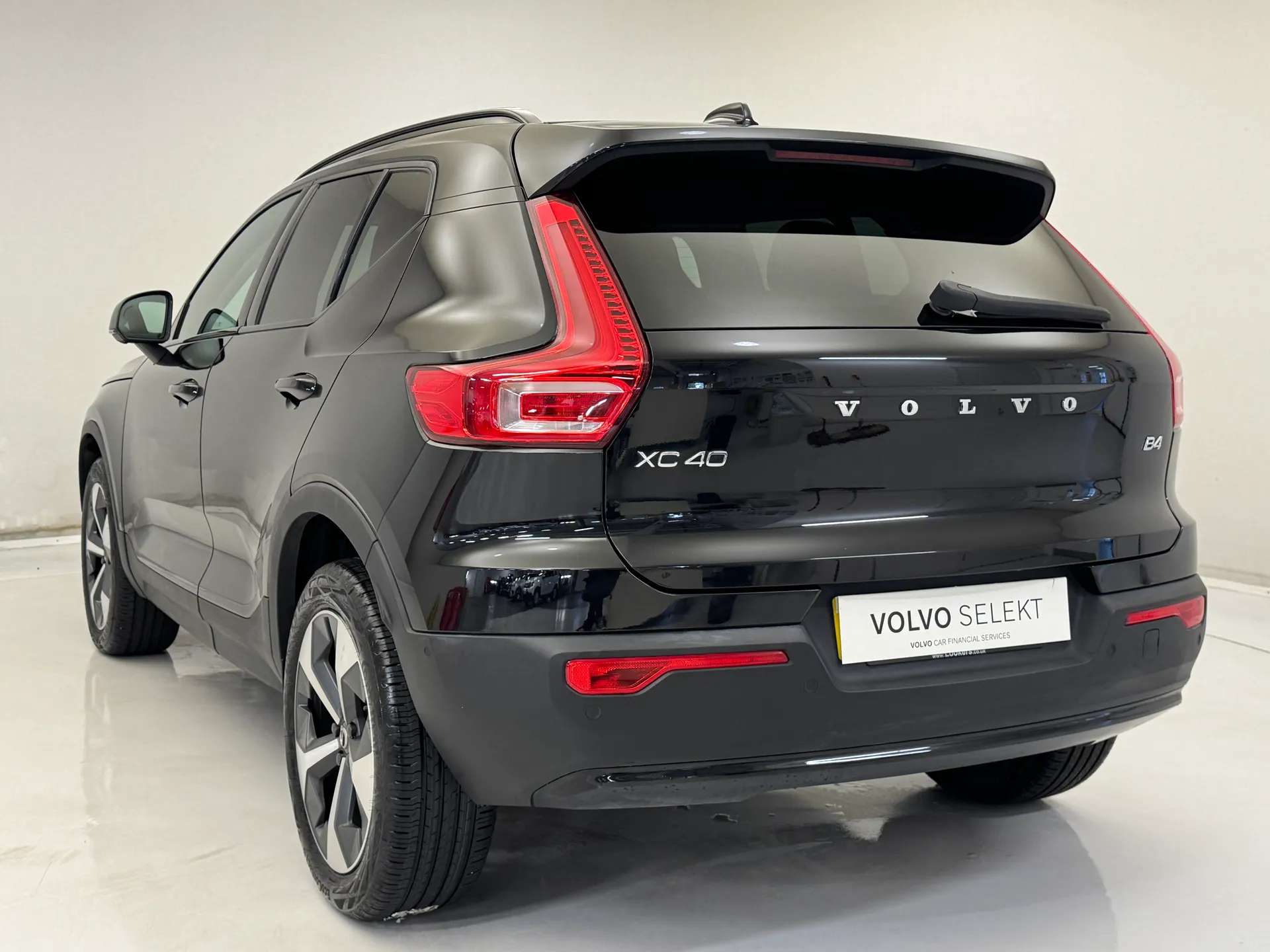 2023 VOLVO XC40 2023 VOLVO XC40