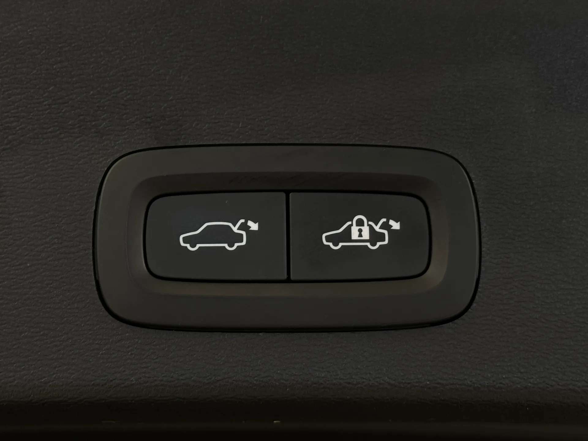 2023 VOLVO XC40 2023 VOLVO XC40