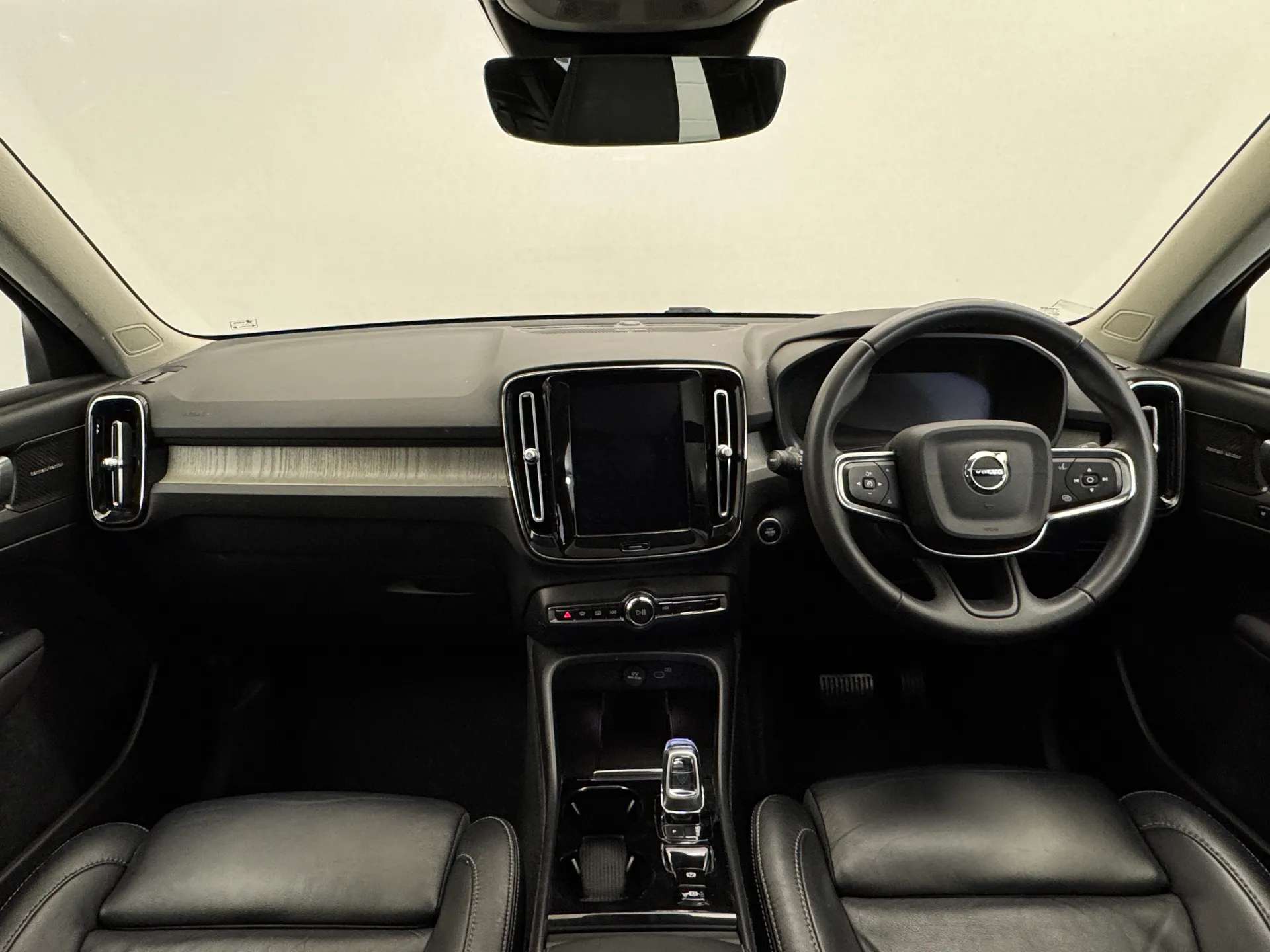 2023 VOLVO XC40 2023 VOLVO XC40