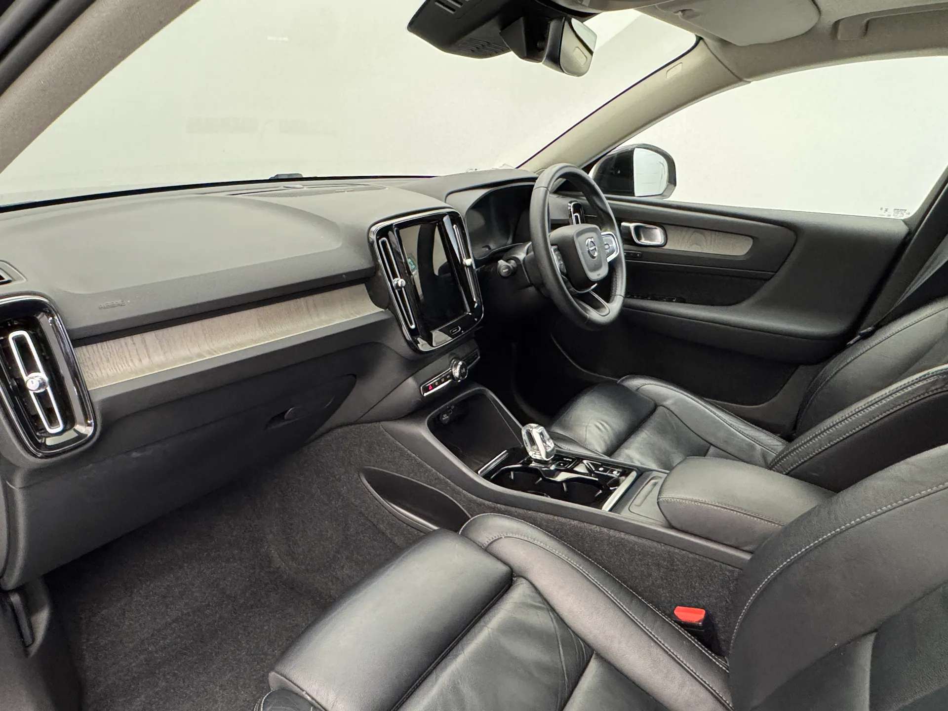2023 VOLVO XC40 2023 VOLVO XC40