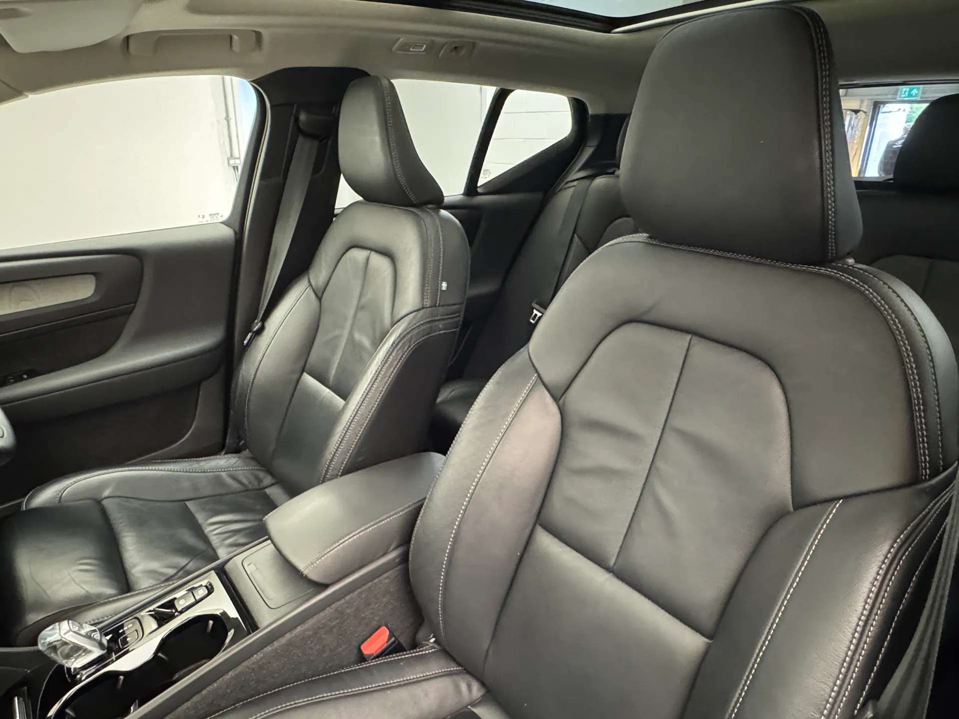 2023 VOLVO XC40 2023 VOLVO XC40