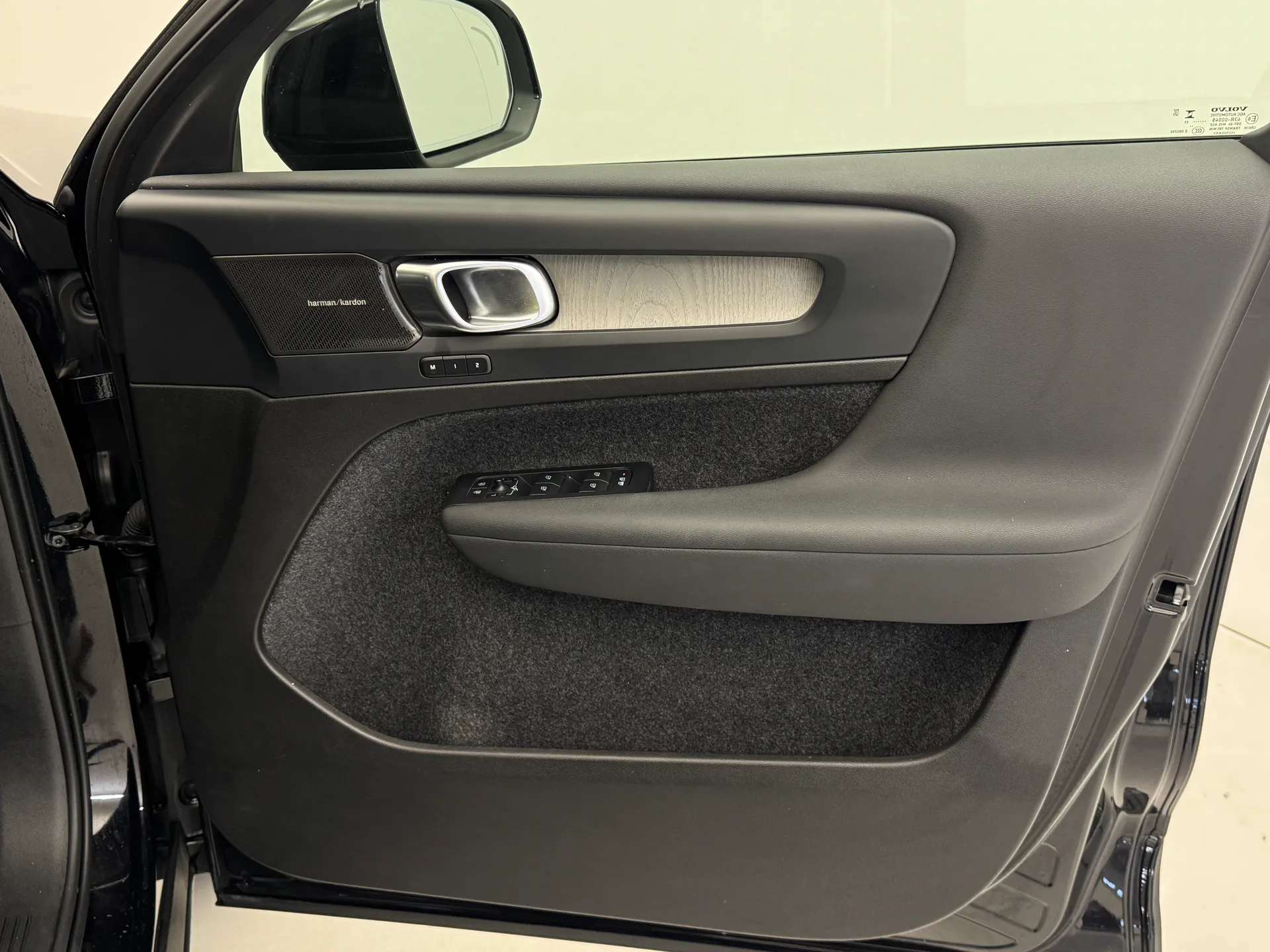 2023 VOLVO XC40 2023 VOLVO XC40