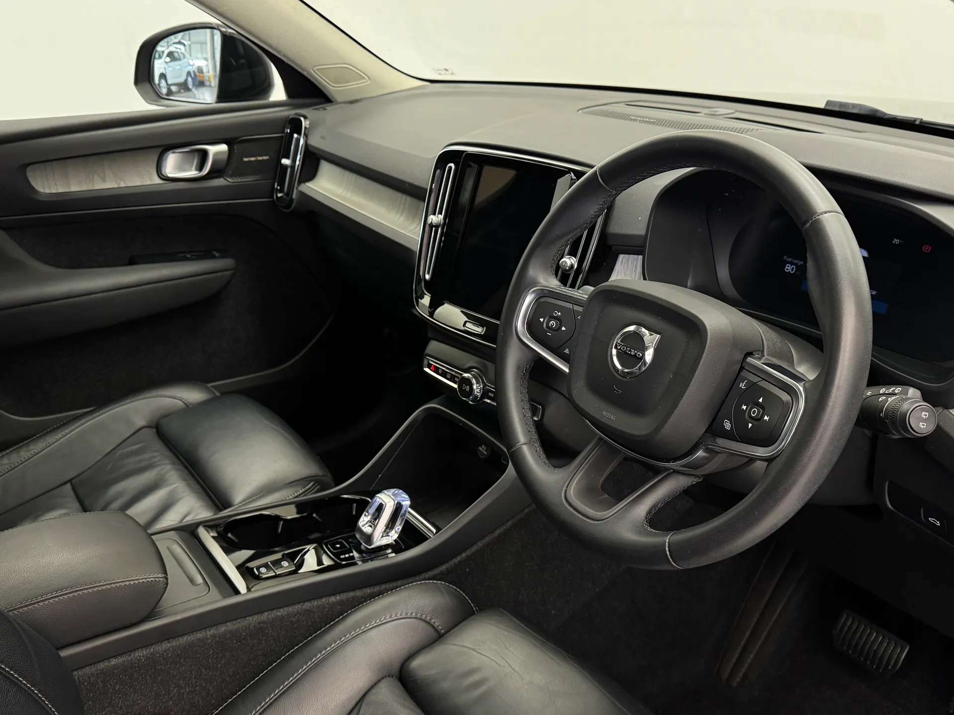 2023 VOLVO XC40 2023 VOLVO XC40