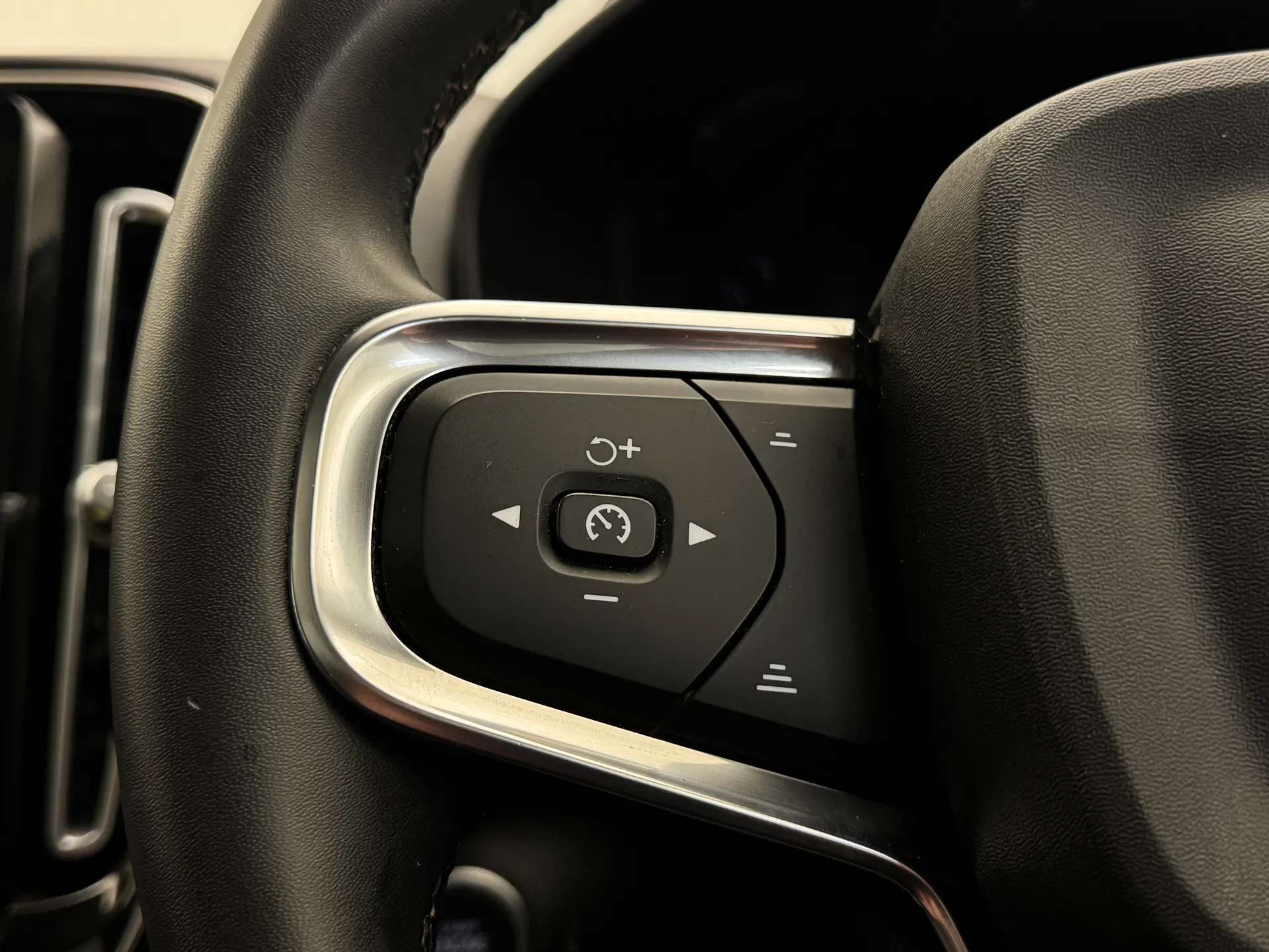 2023 VOLVO XC40 2023 VOLVO XC40