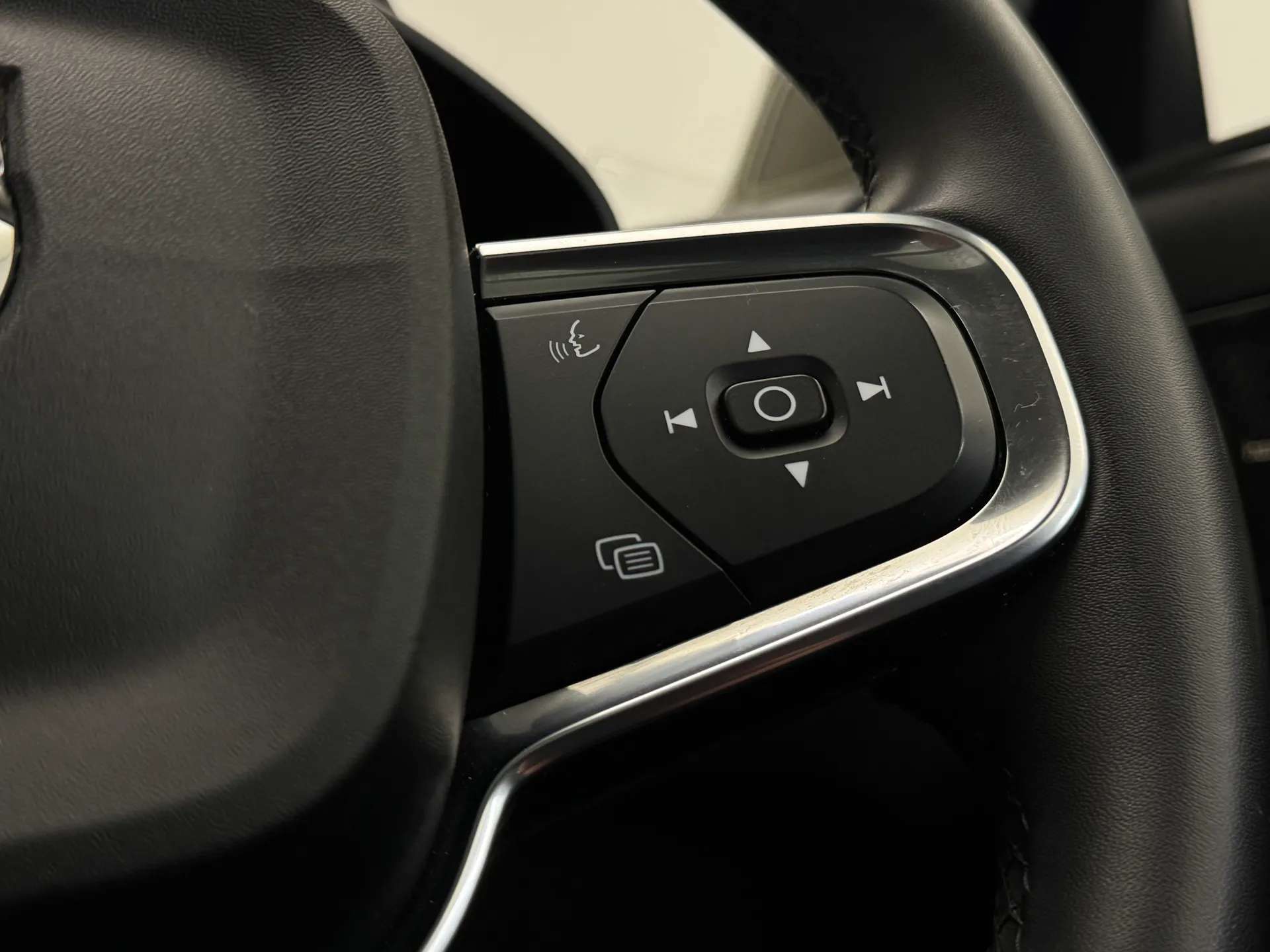 2023 VOLVO XC40 2023 VOLVO XC40