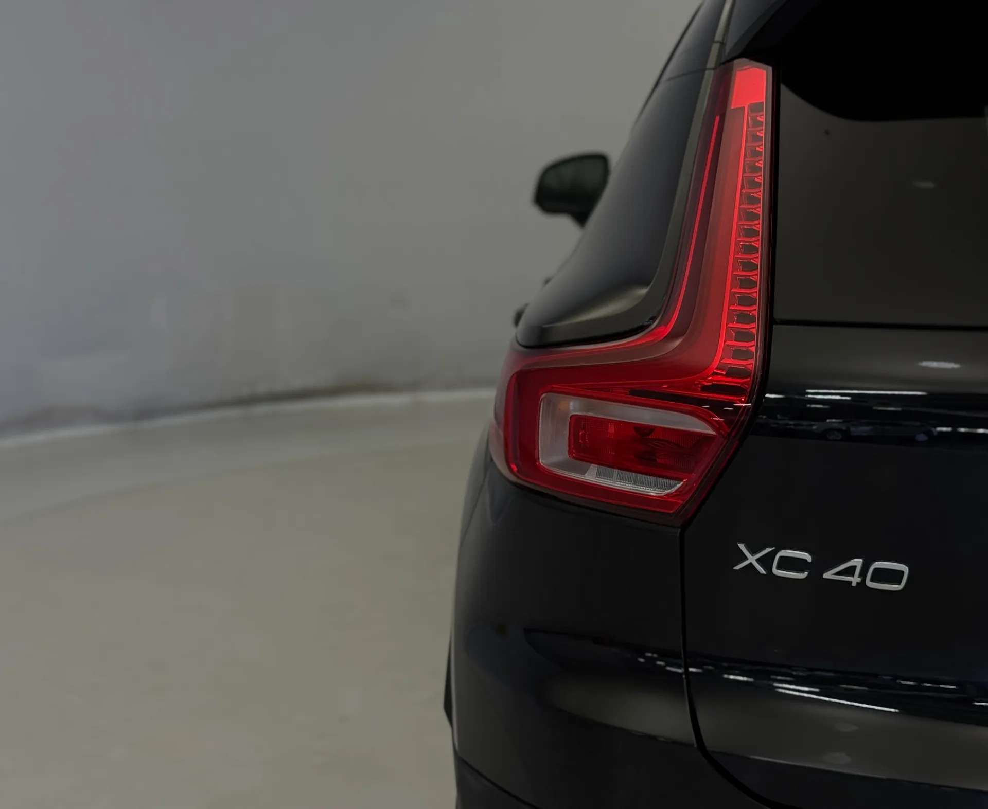 2023 VOLVO XC40 2023 VOLVO XC40