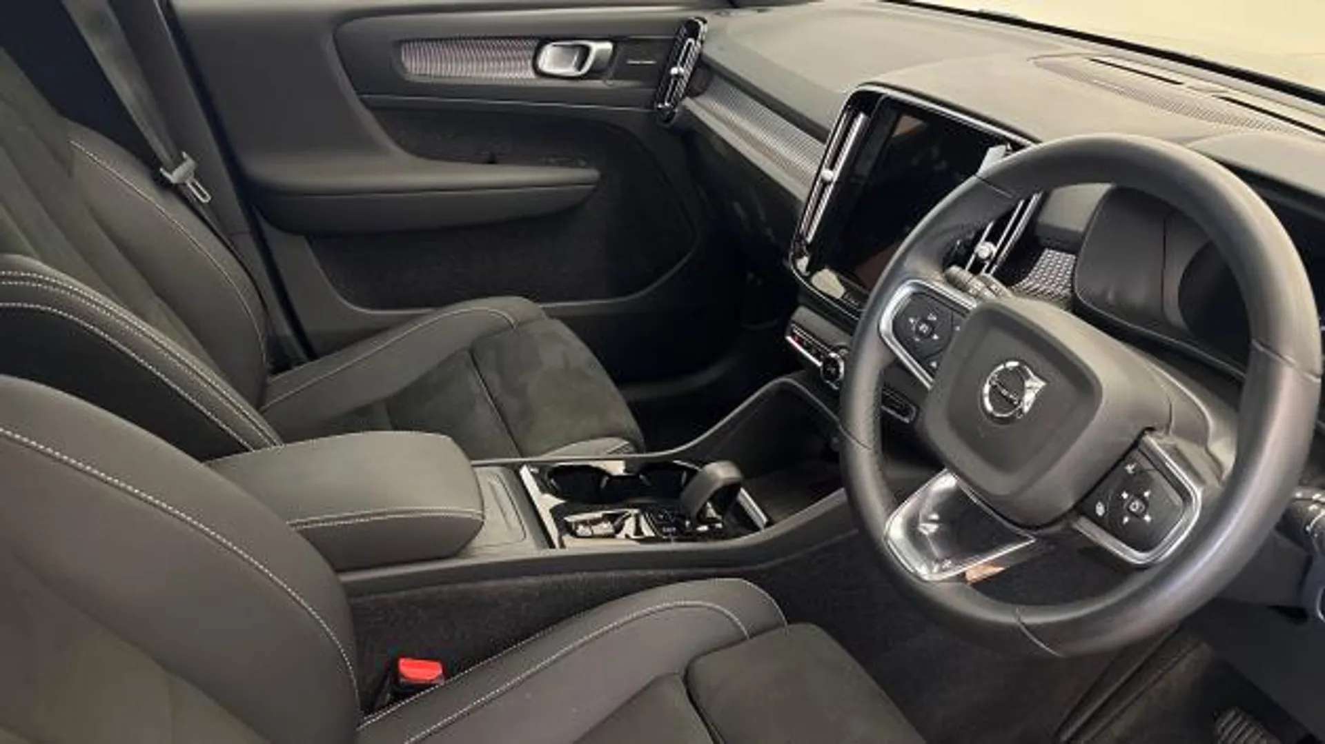 2023 VOLVO XC40 2023 VOLVO XC40