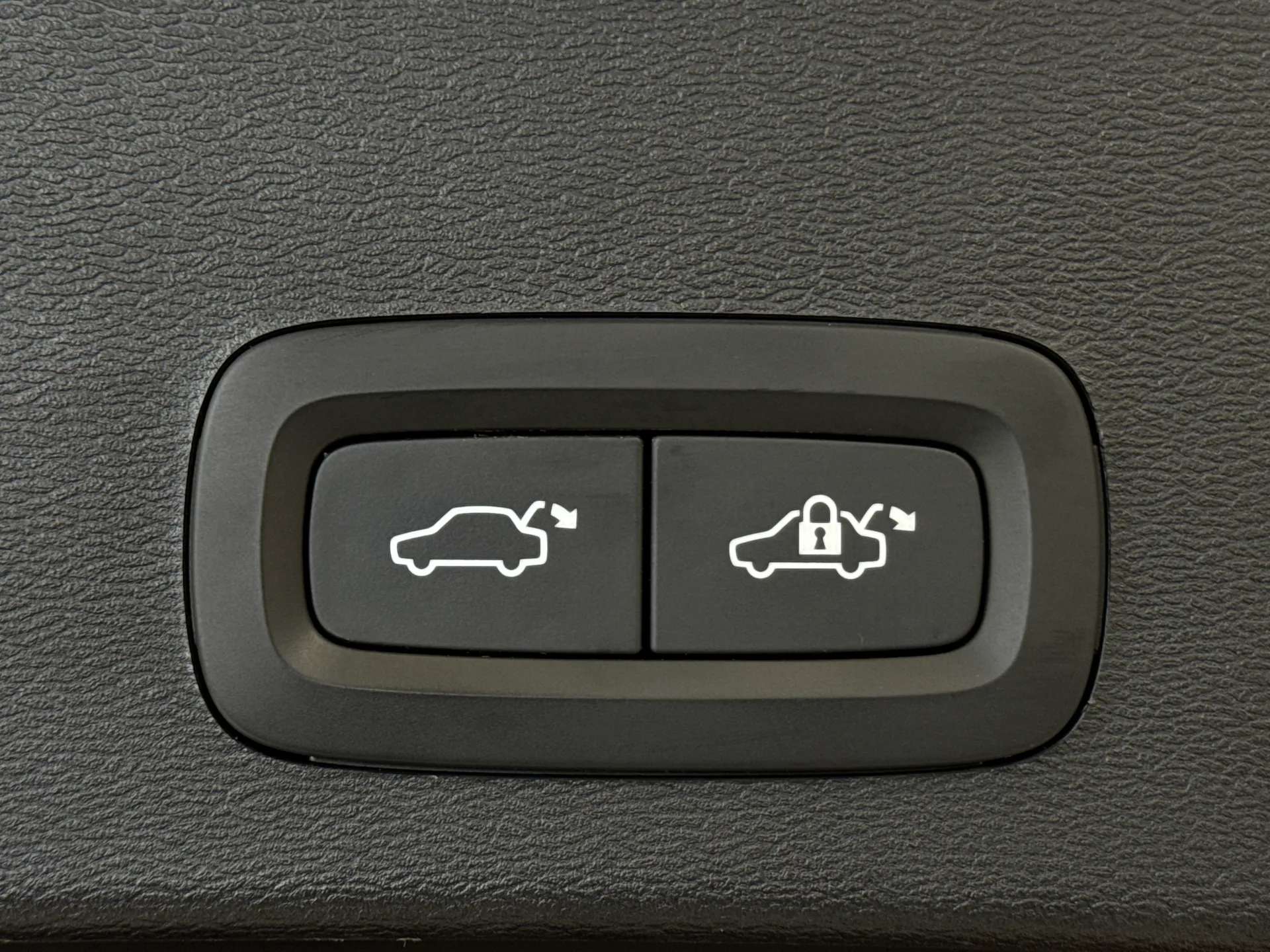 2023 VOLVO XC40 2023 VOLVO XC40