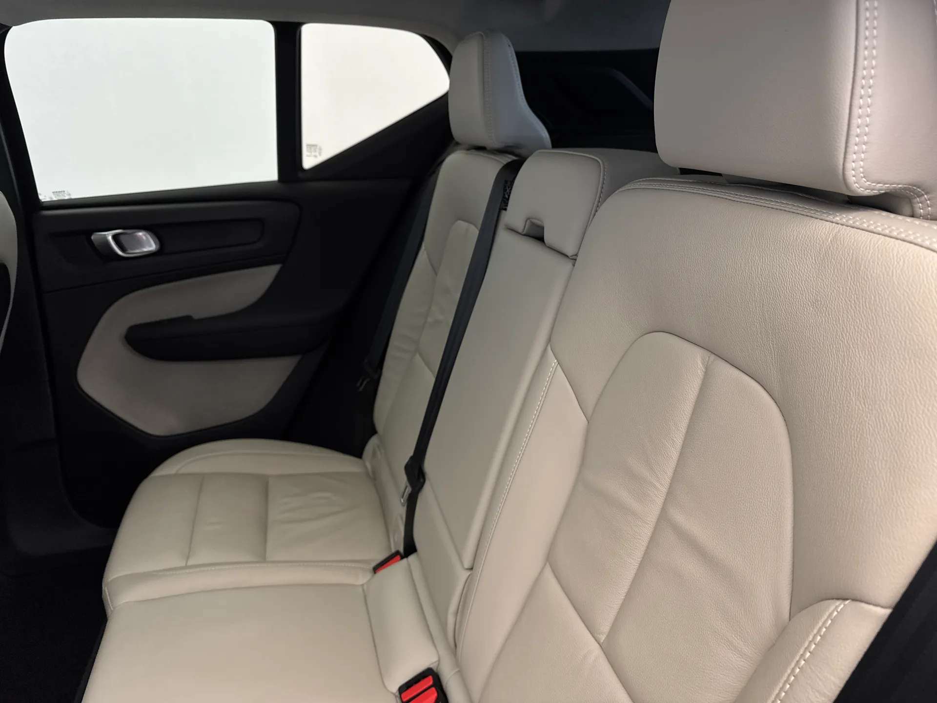 2023 VOLVO XC40 2023 VOLVO XC40