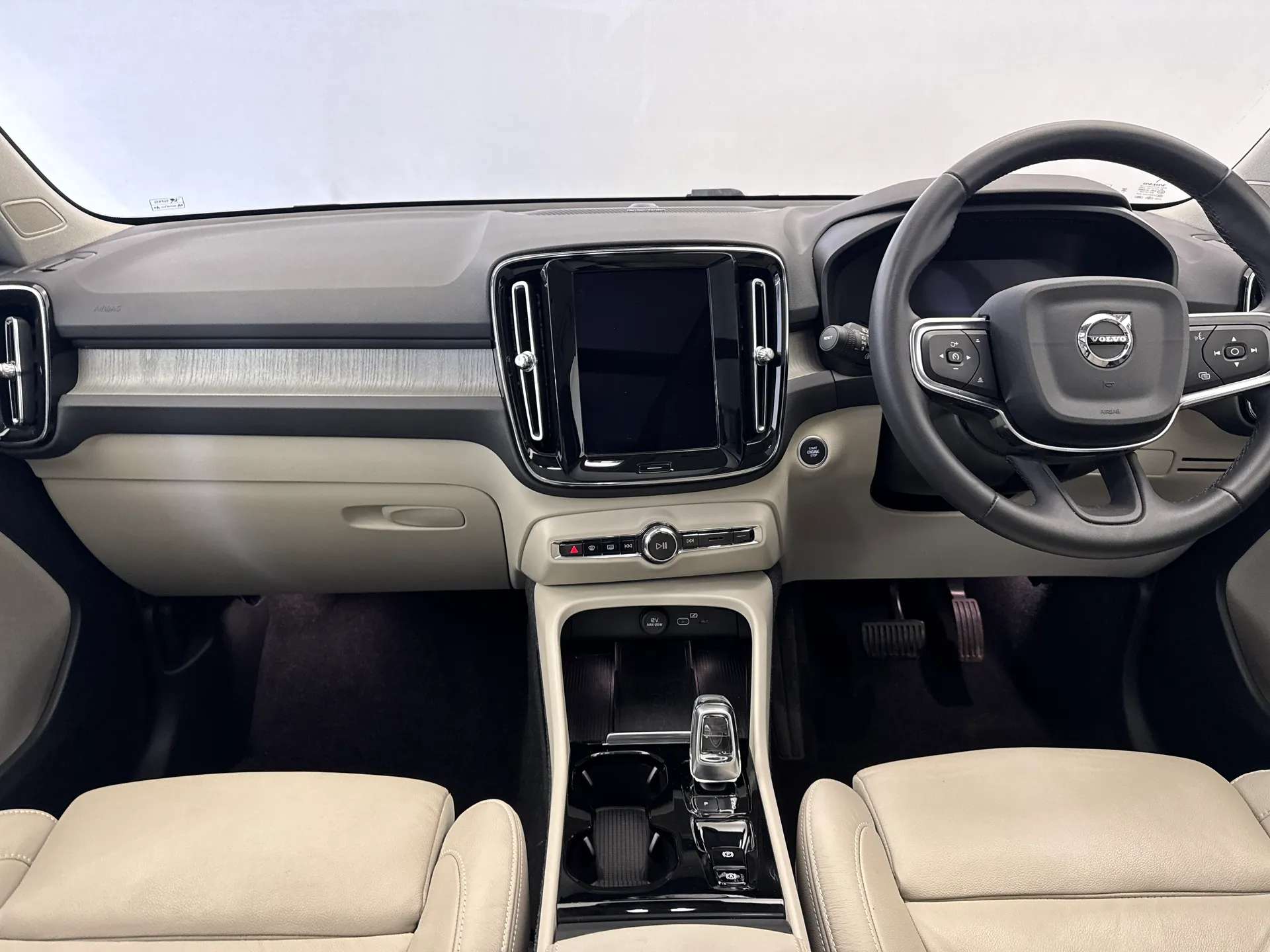 2023 VOLVO XC40 2023 VOLVO XC40