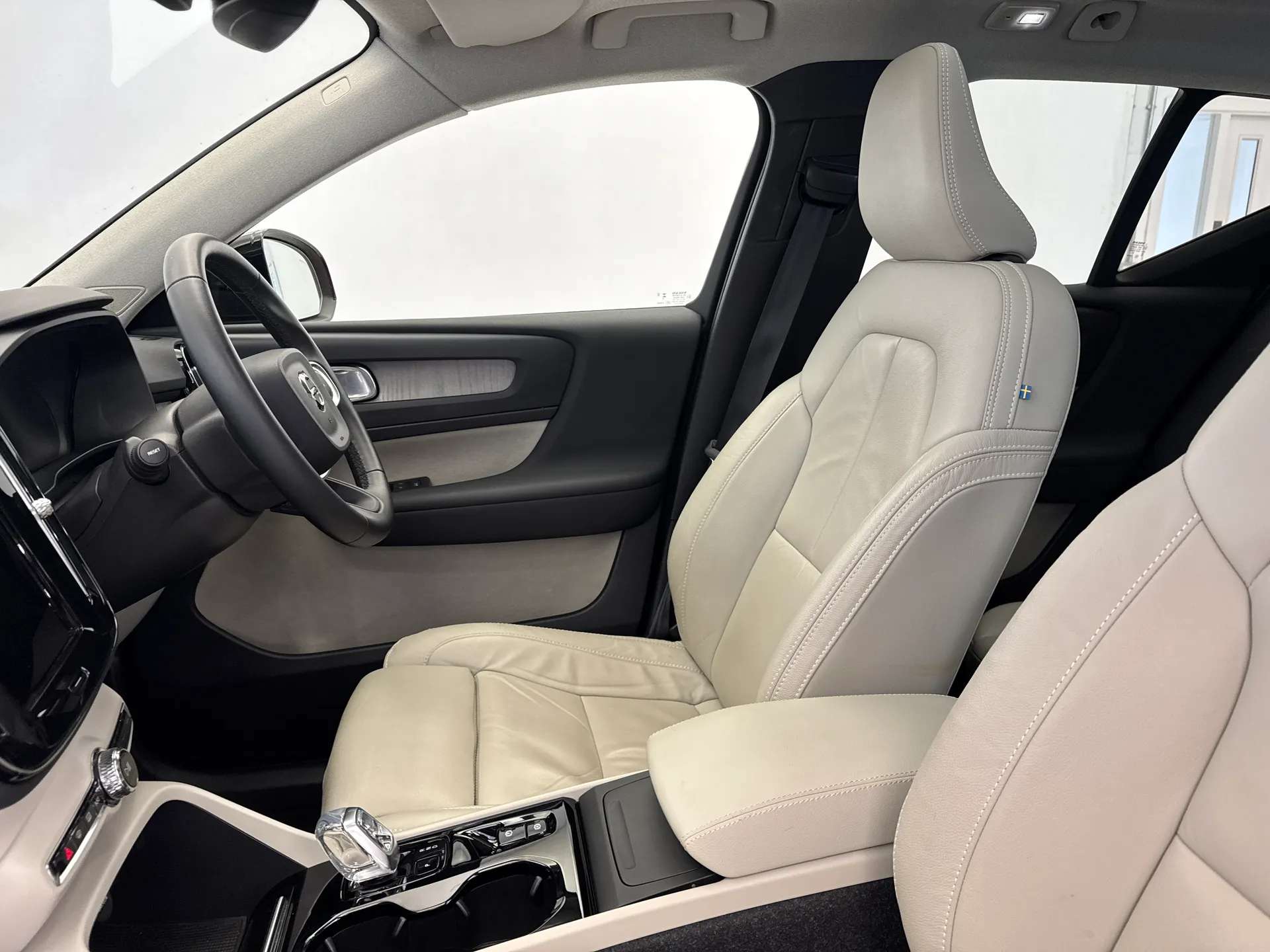 2023 VOLVO XC40 2023 VOLVO XC40