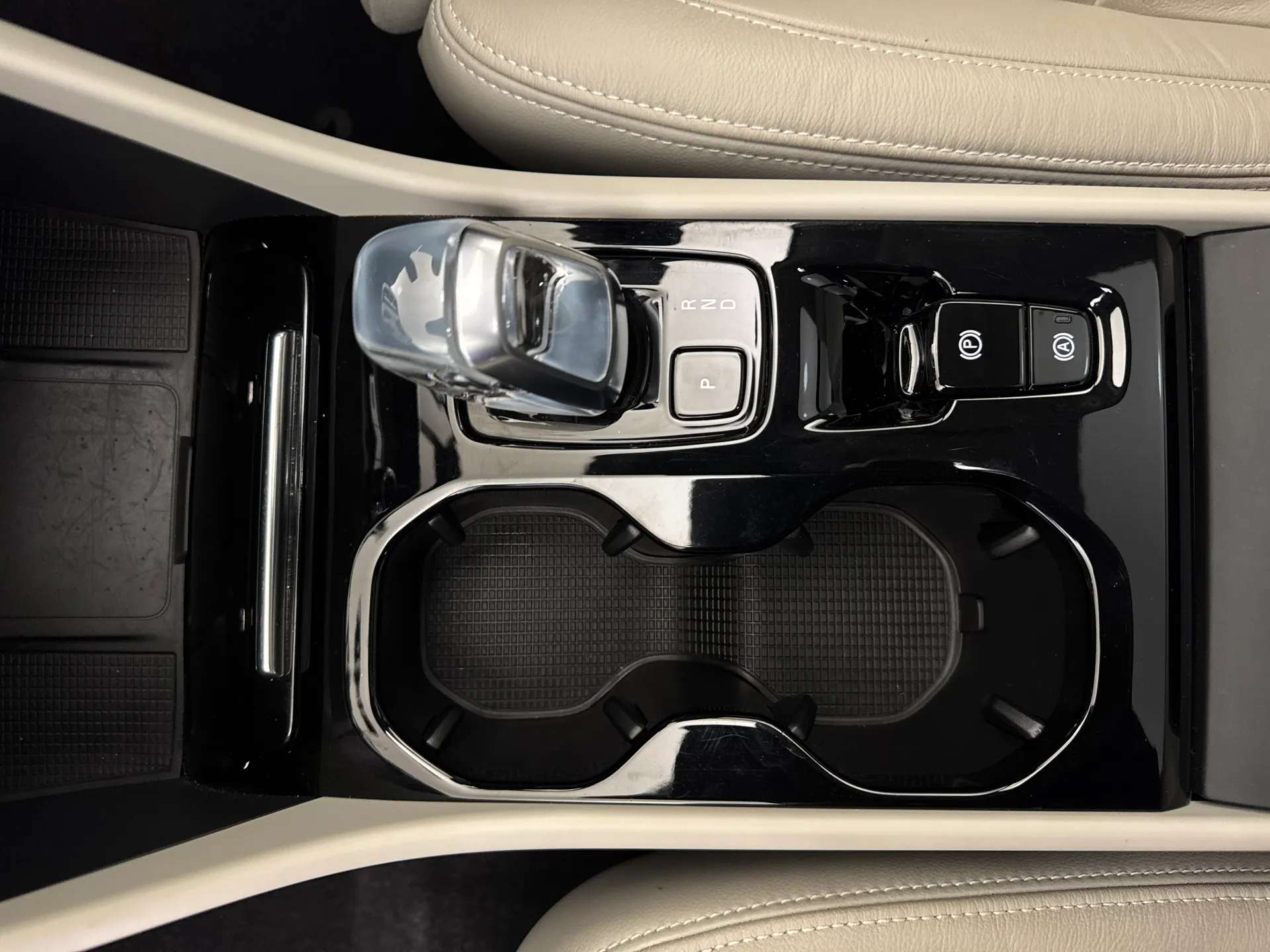 2023 VOLVO XC40 2023 VOLVO XC40