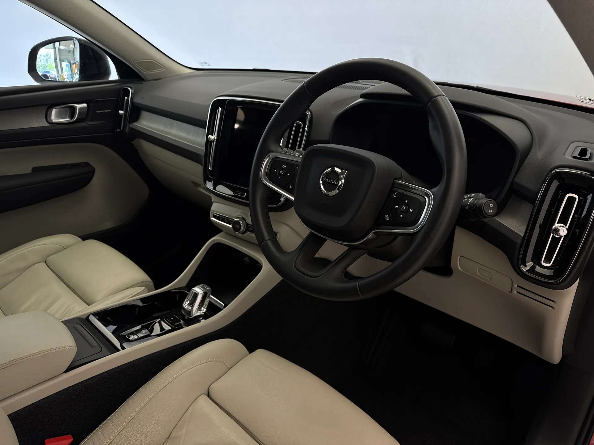 2023 VOLVO XC40 2023 VOLVO XC40