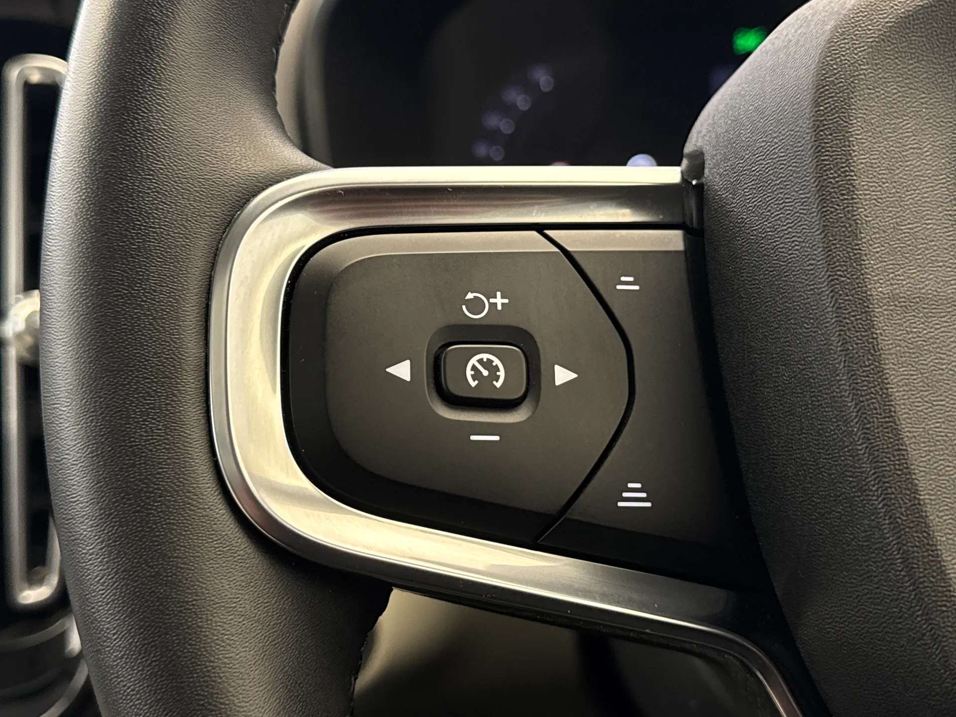 2023 VOLVO XC40 2023 VOLVO XC40