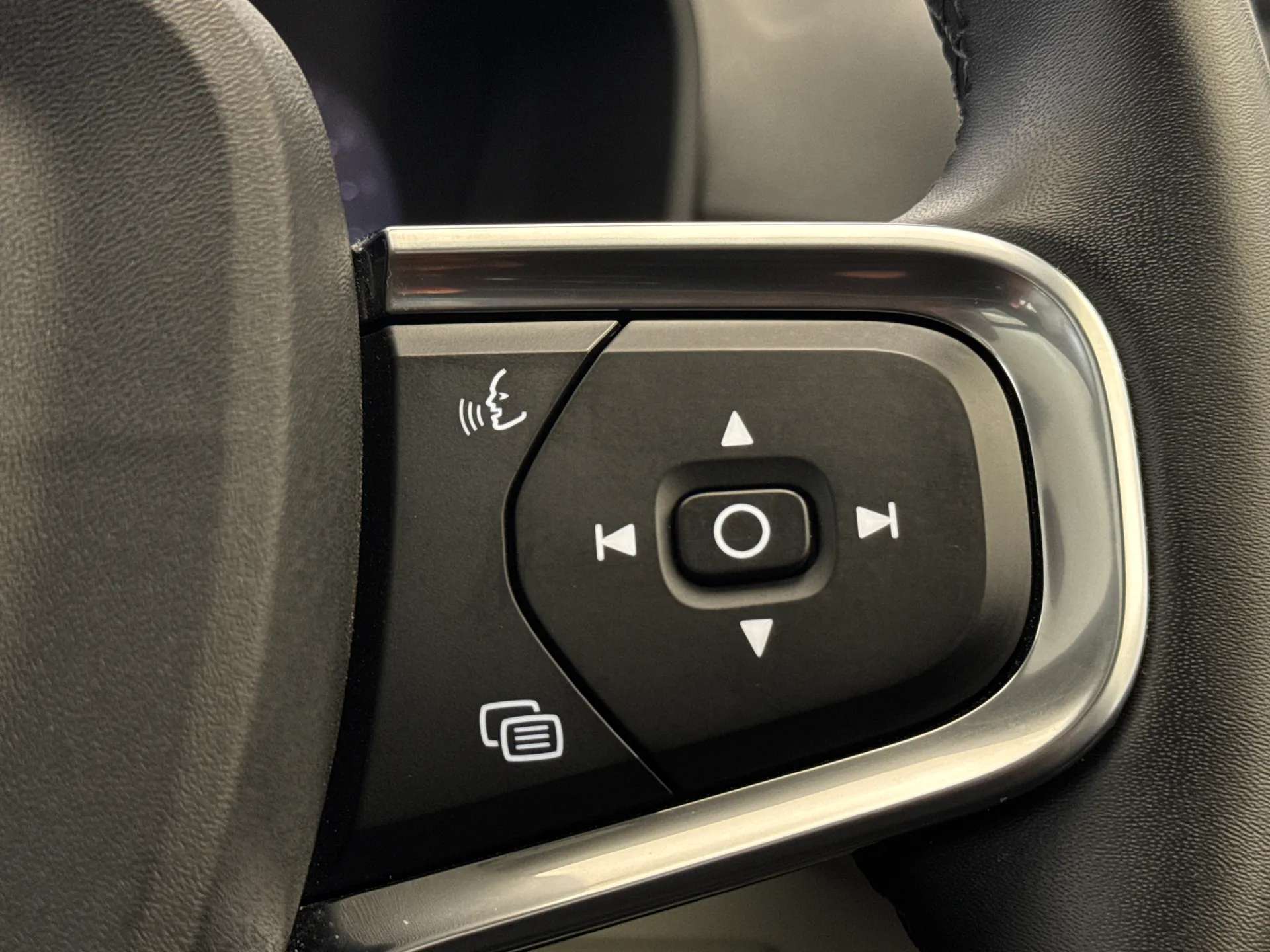 2023 VOLVO XC40 2023 VOLVO XC40