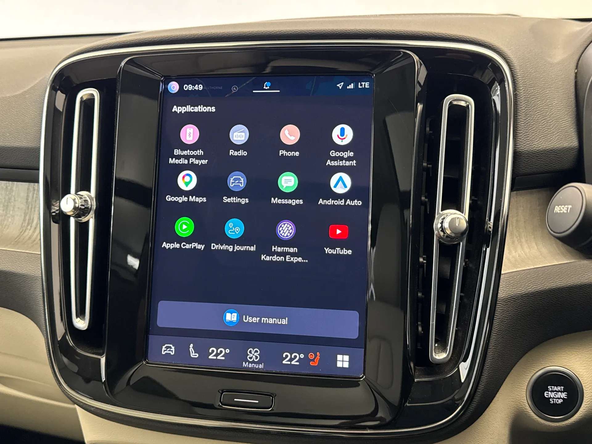 2023 VOLVO XC40 2023 VOLVO XC40