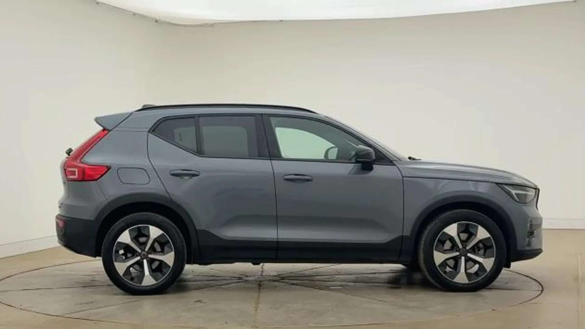 A 2022 VOLVO XC40 2.0 B3P Plus Dark 5dr Auto A 2022 VOLVO XC40 2.0 B3P Plus Dark 5dr Auto