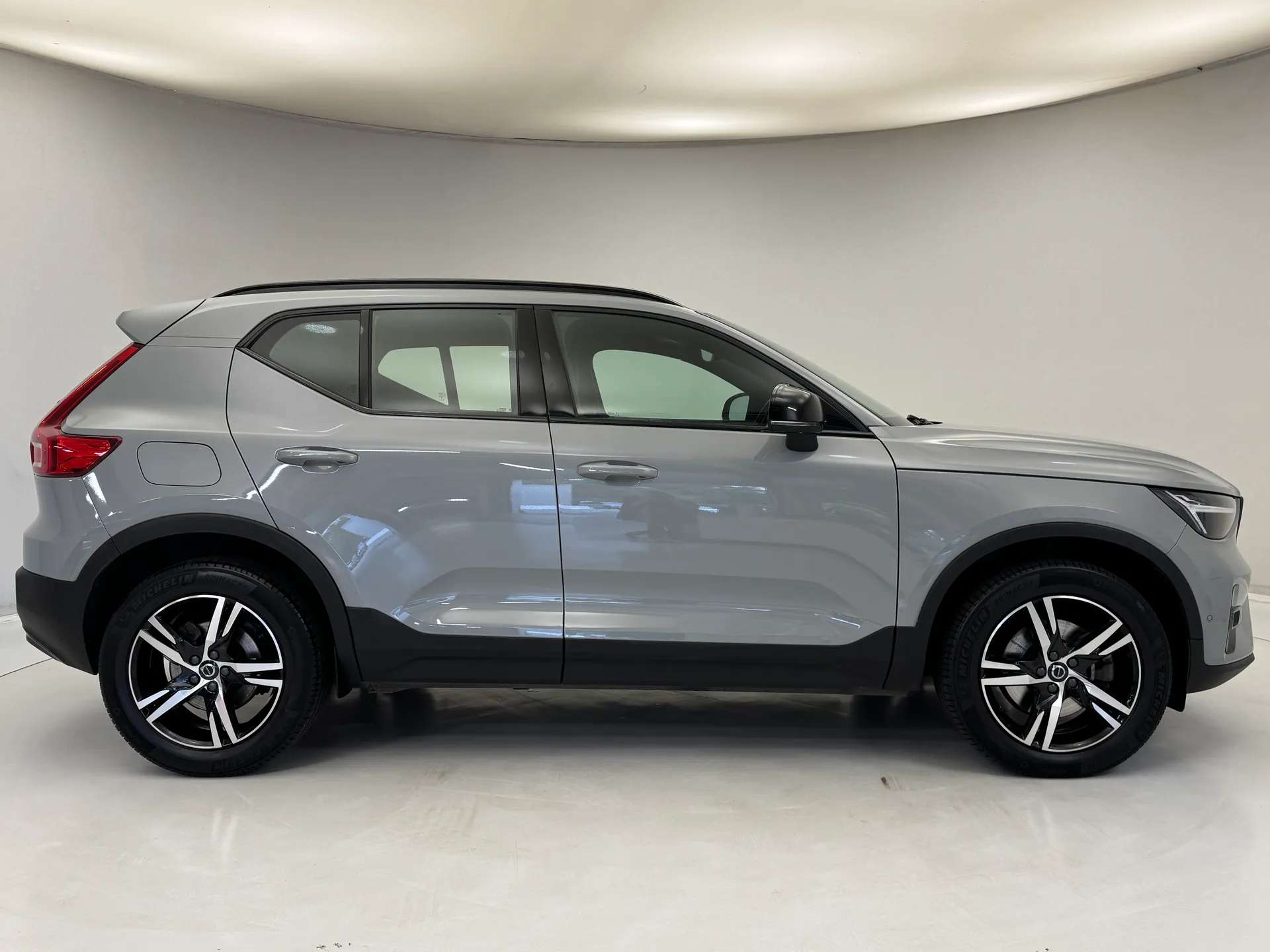 A 2023 VOLVO XC40 2.0 B3P Plus Dark 5dr Auto A 2023 VOLVO XC40 2.0 B3P Plus Dark 5dr Auto