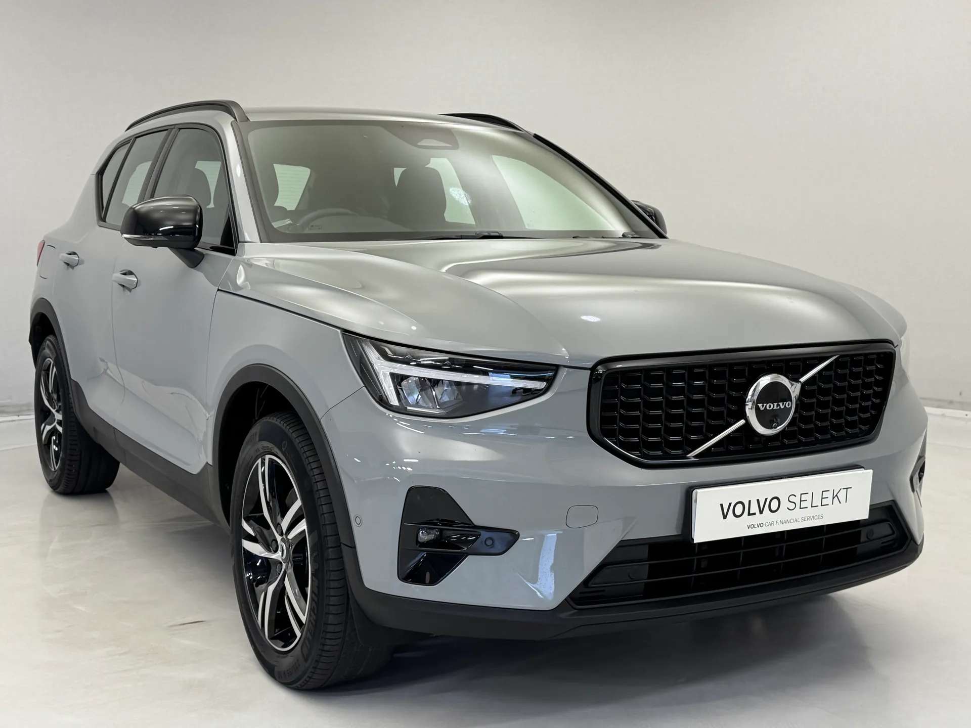 A 2023 VOLVO XC40 2.0 B3P Plus Dark 5dr Auto A 2023 VOLVO XC40 2.0 B3P Plus Dark 5dr Auto