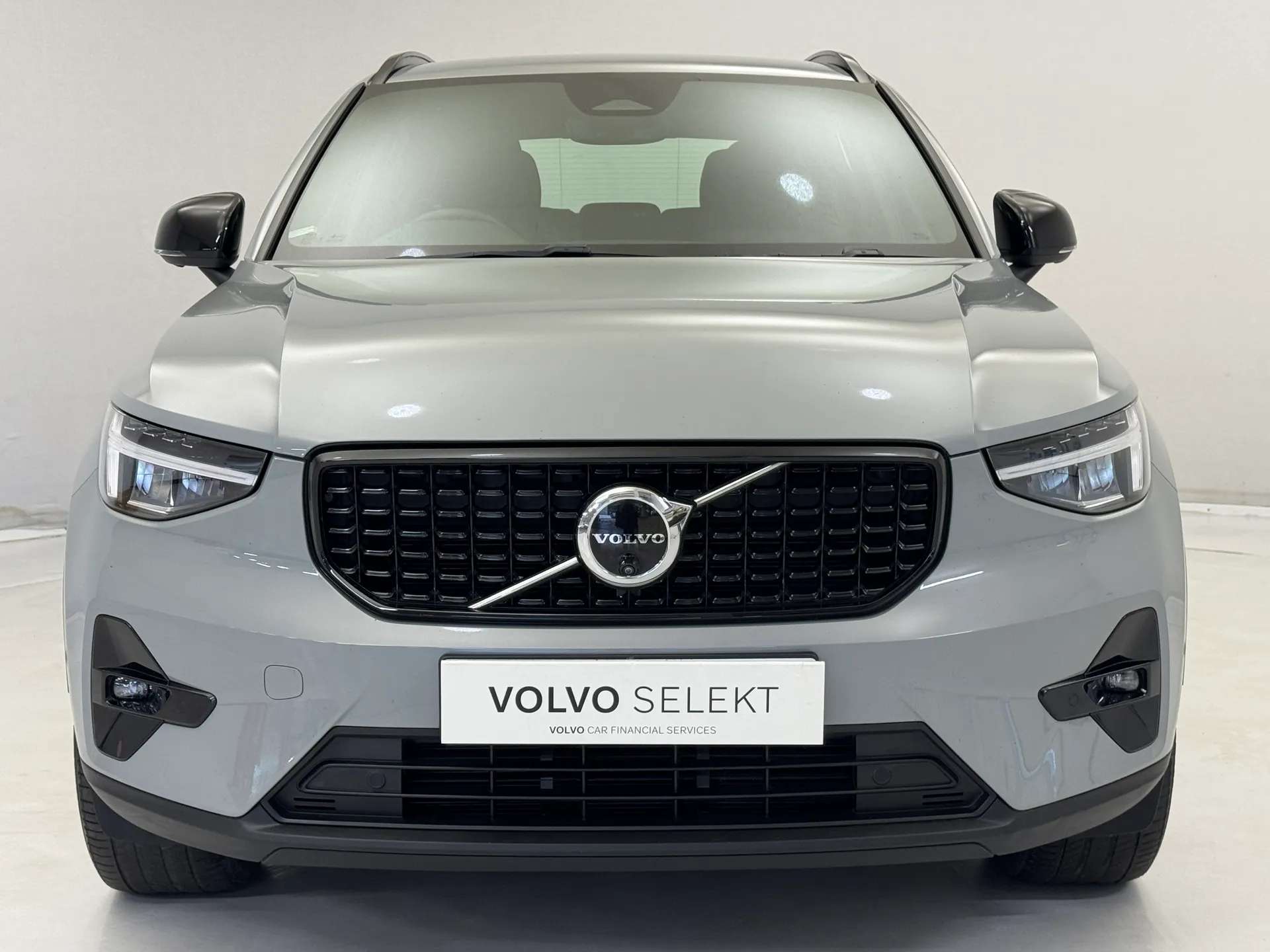 A 2023 VOLVO XC40 2.0 B3P Plus Dark 5dr Auto A 2023 VOLVO XC40 2.0 B3P Plus Dark 5dr Auto