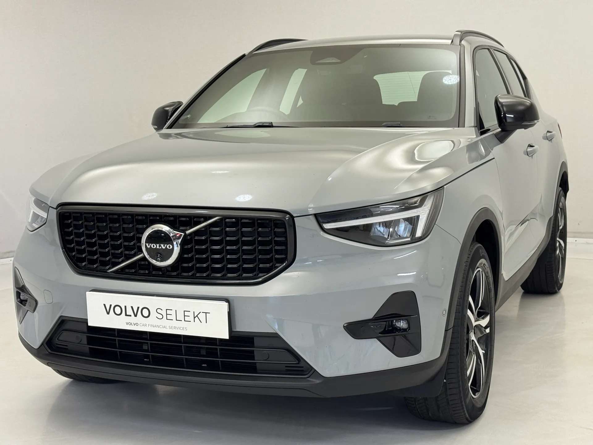 2023 VOLVO XC40 2023 VOLVO XC40