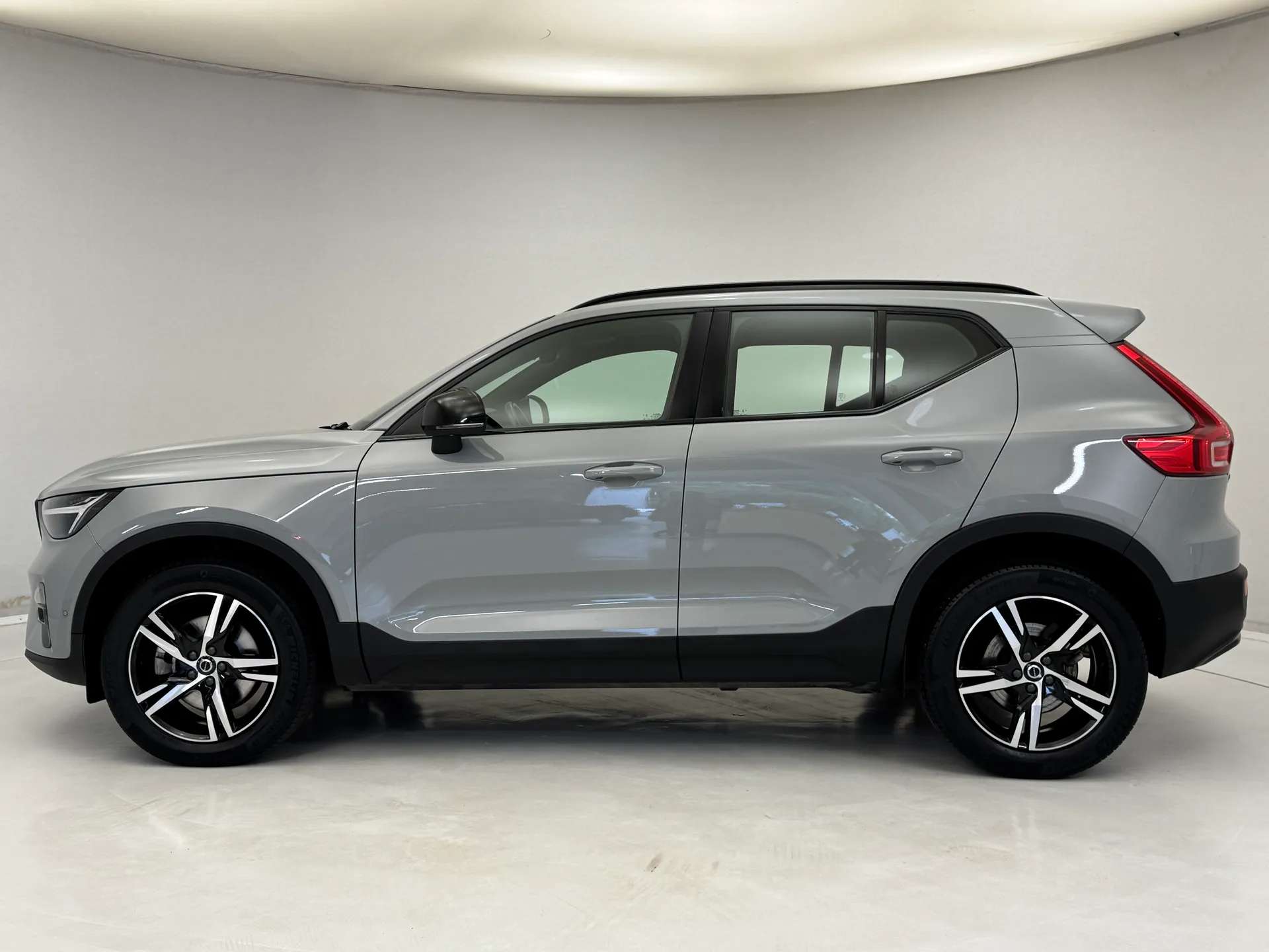 2023 VOLVO XC40 2023 VOLVO XC40