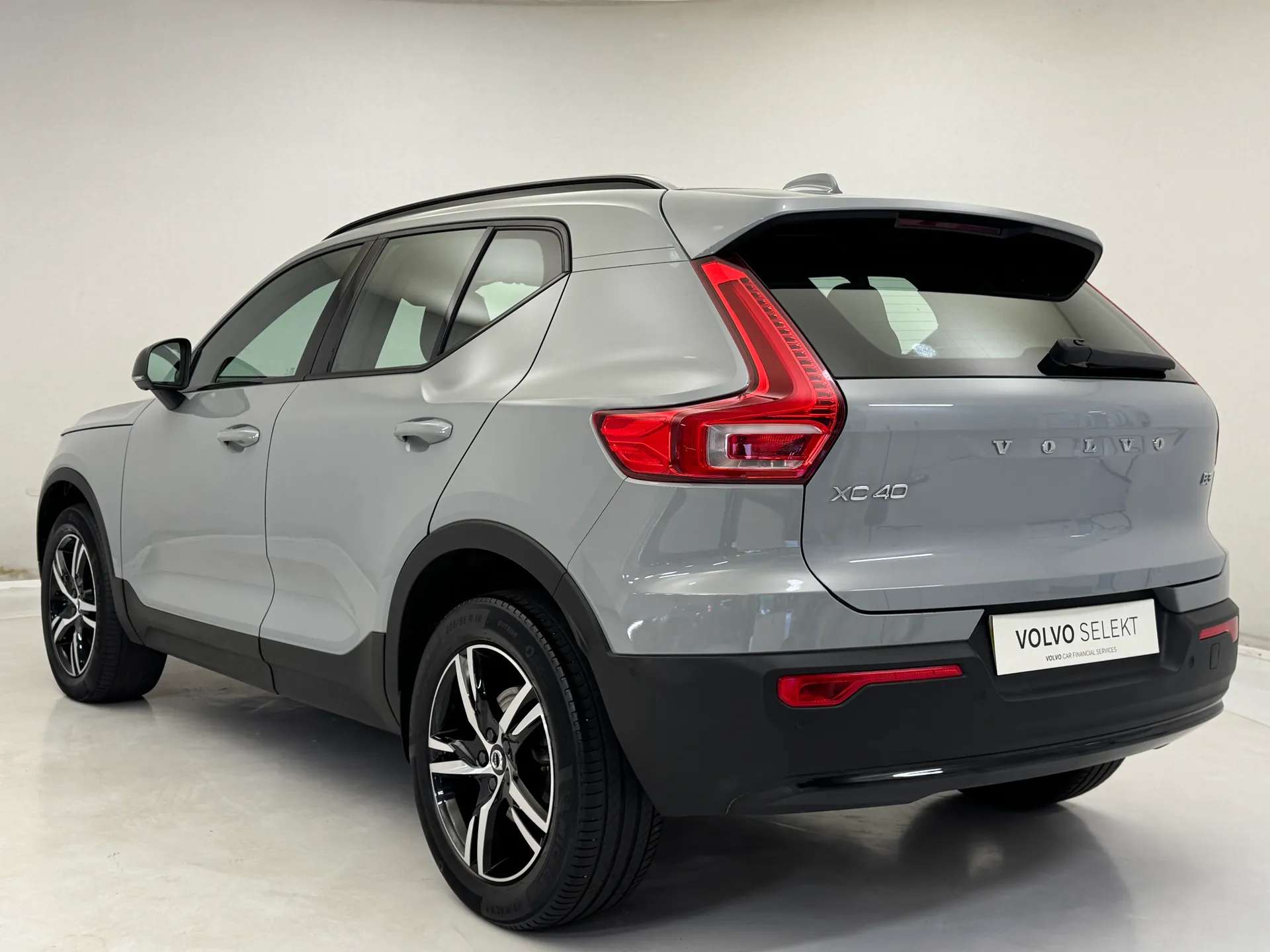 2023 VOLVO XC40 2023 VOLVO XC40