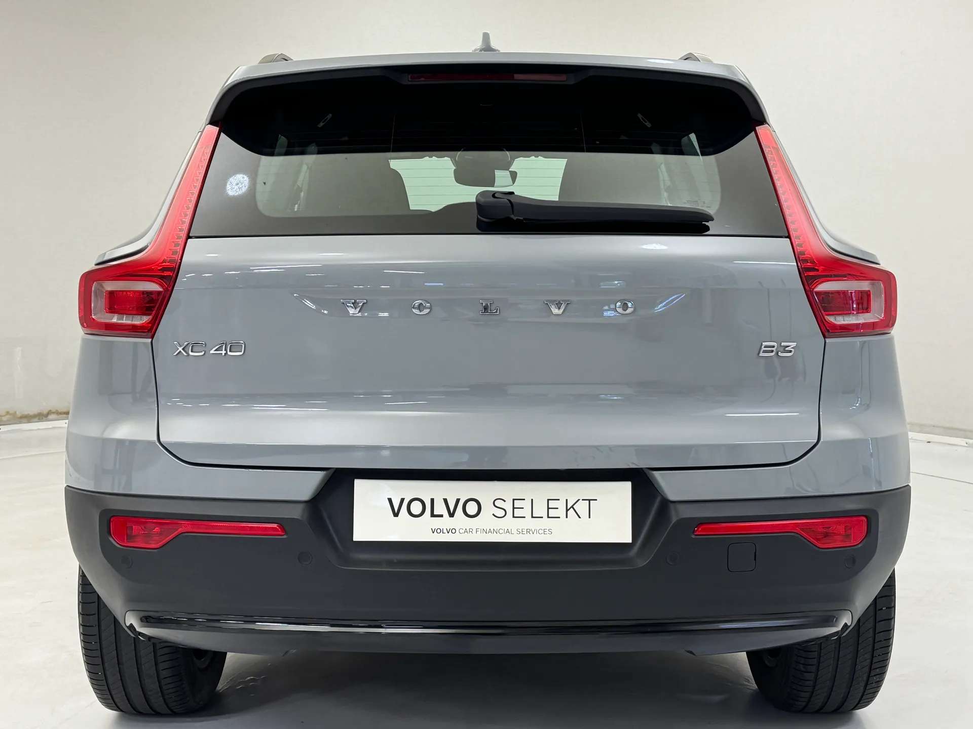 2023 VOLVO XC40 2023 VOLVO XC40