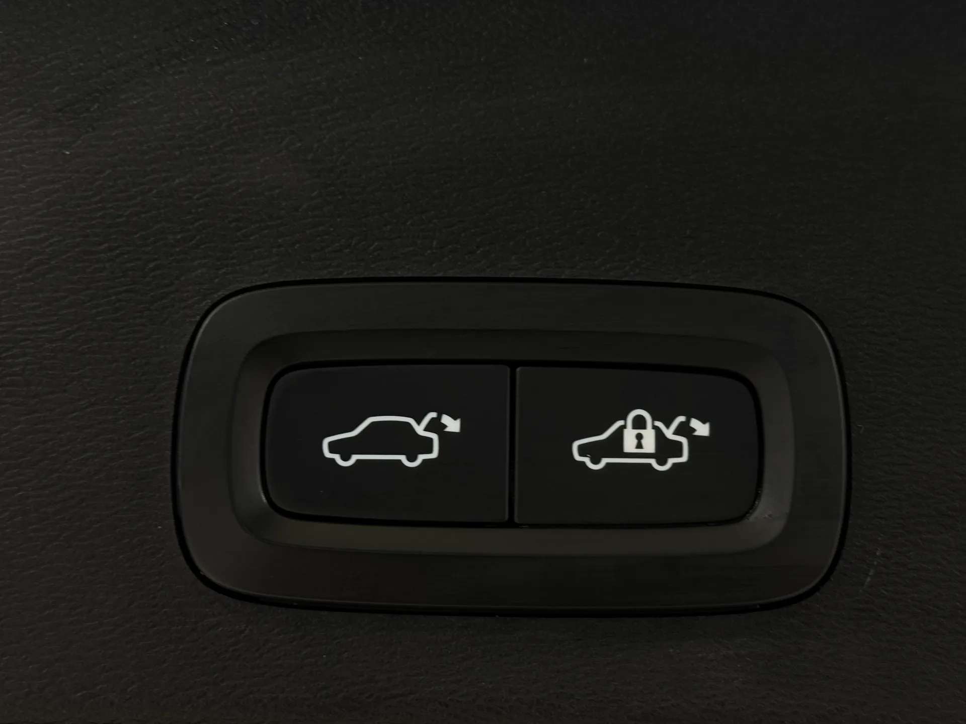 2023 VOLVO XC40 2023 VOLVO XC40