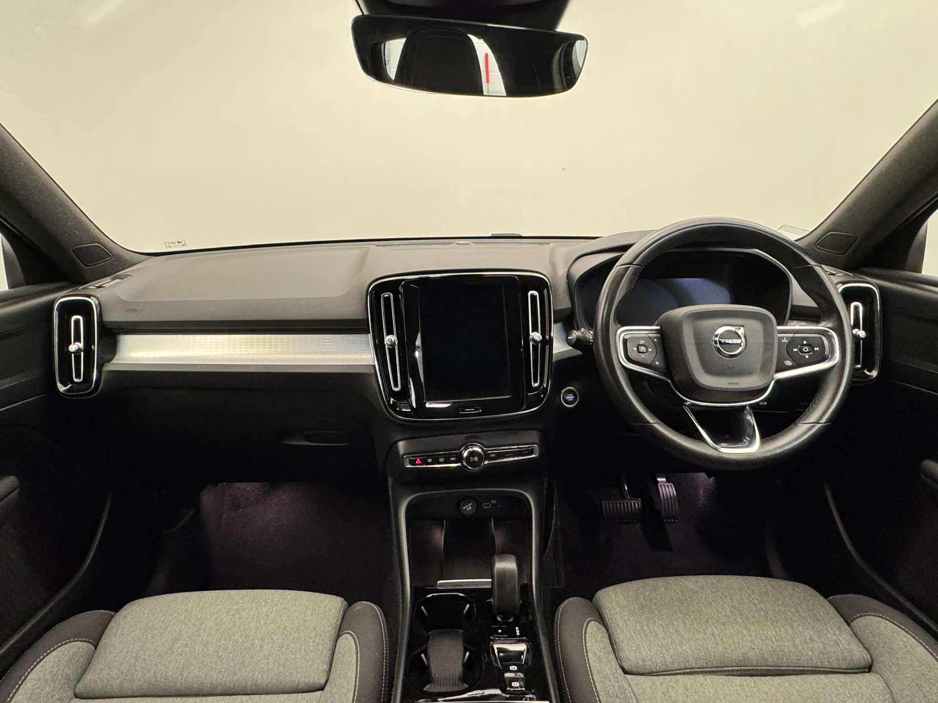2023 VOLVO XC40 2023 VOLVO XC40