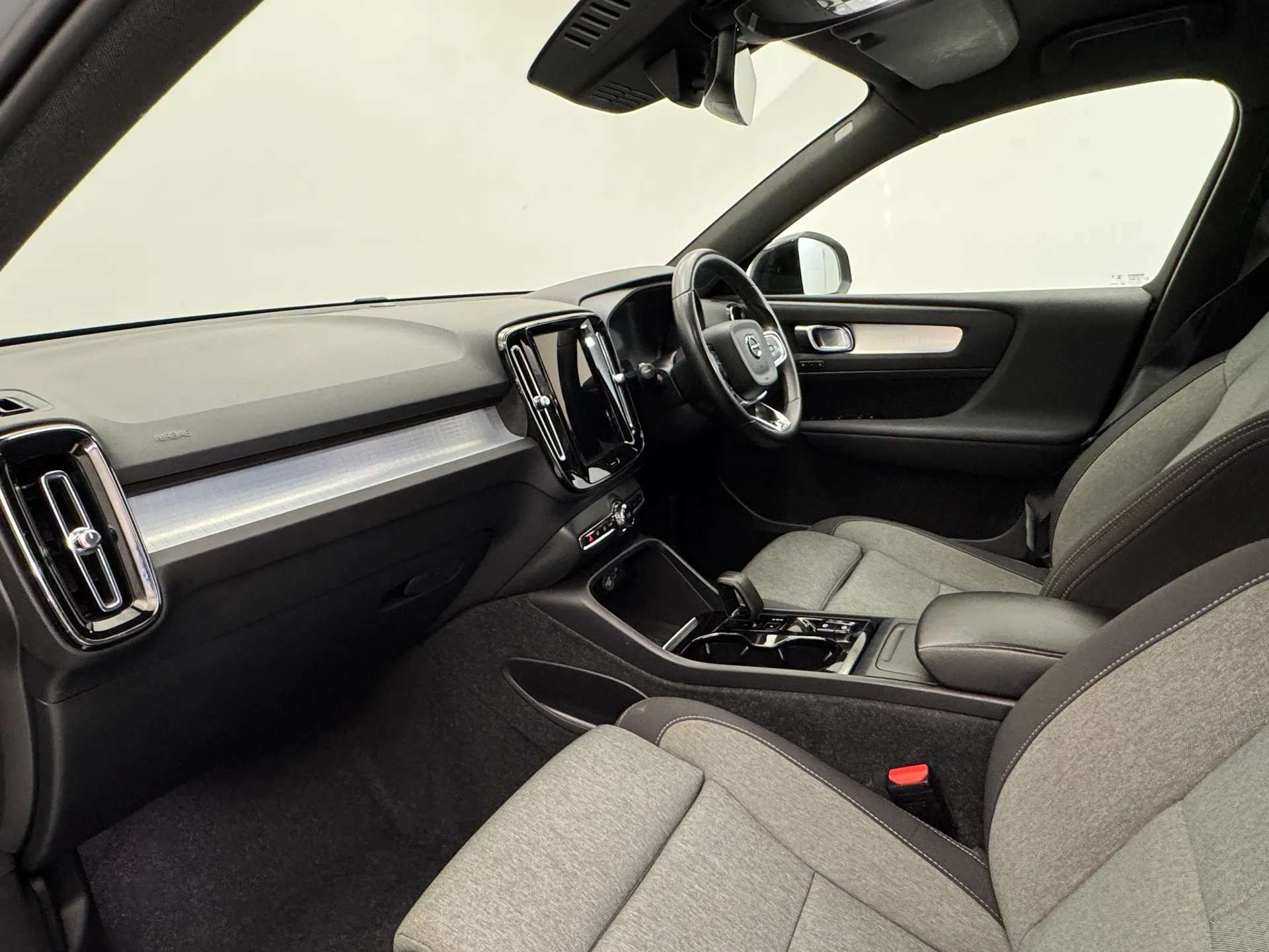 2023 VOLVO XC40 2023 VOLVO XC40